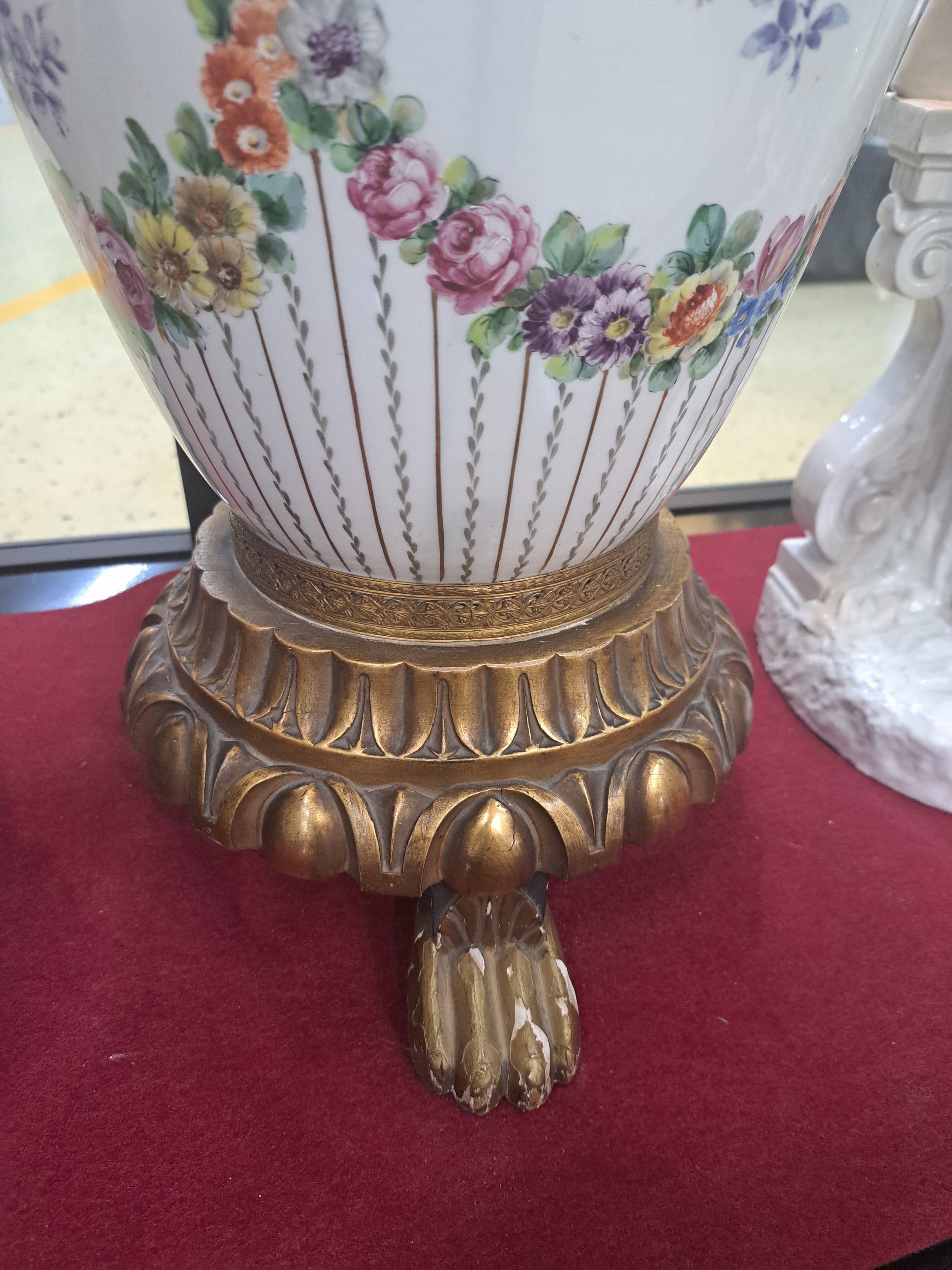 Detail d: Sehr große Vase, KPM Berlin, um 1910, Porzellan Hausmalerei, in Kartusche feines Stillleben mit Blumen, Vogelnest und Schmetterlingen, signiert ...
