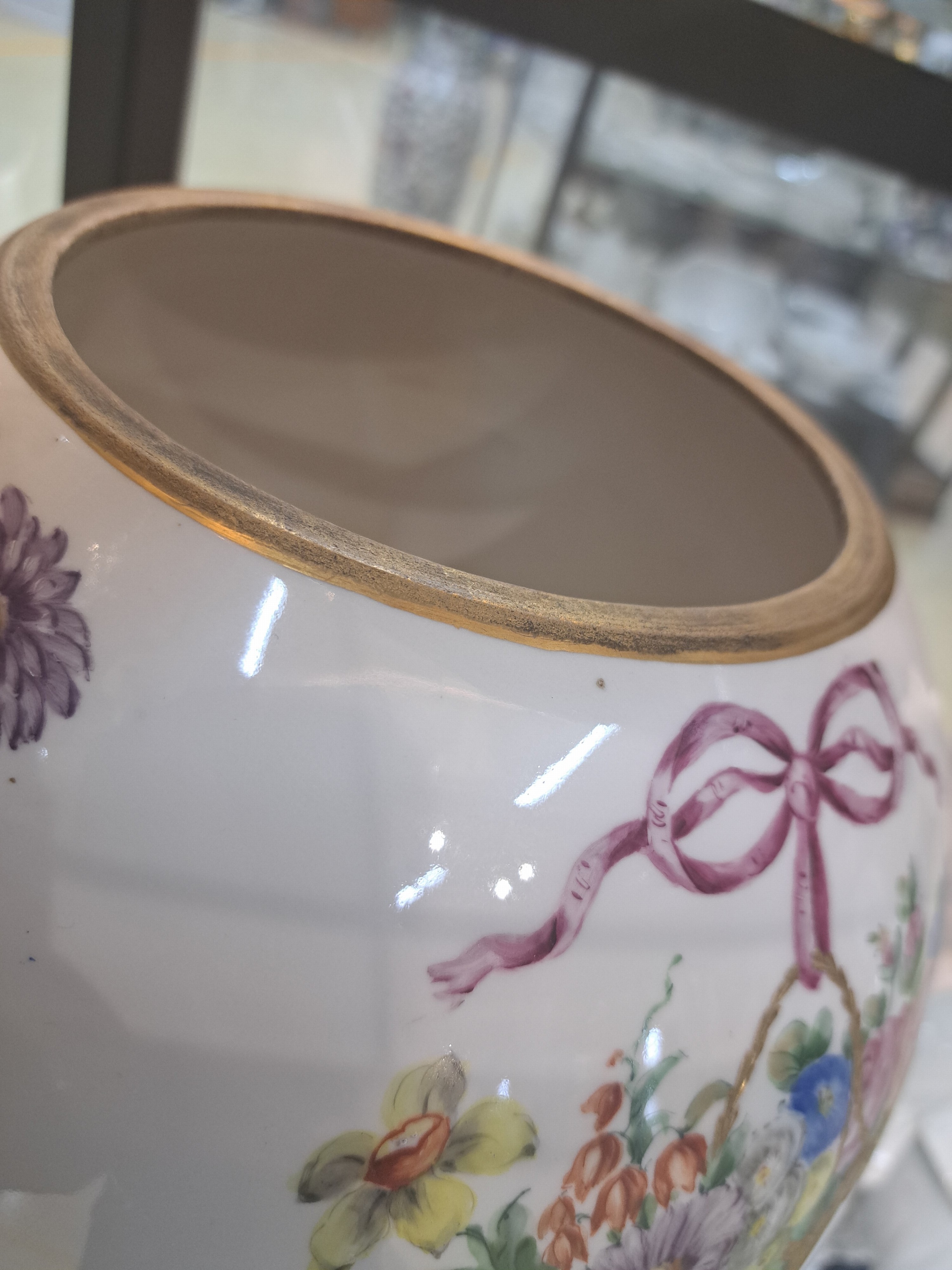 Detail e: Sehr große Vase, KPM Berlin, um 1910, Porzellan Hausmalerei, in Kartusche feines Stillleben mit Blumen, Vogelnest und Schmetterlingen, signiert ...