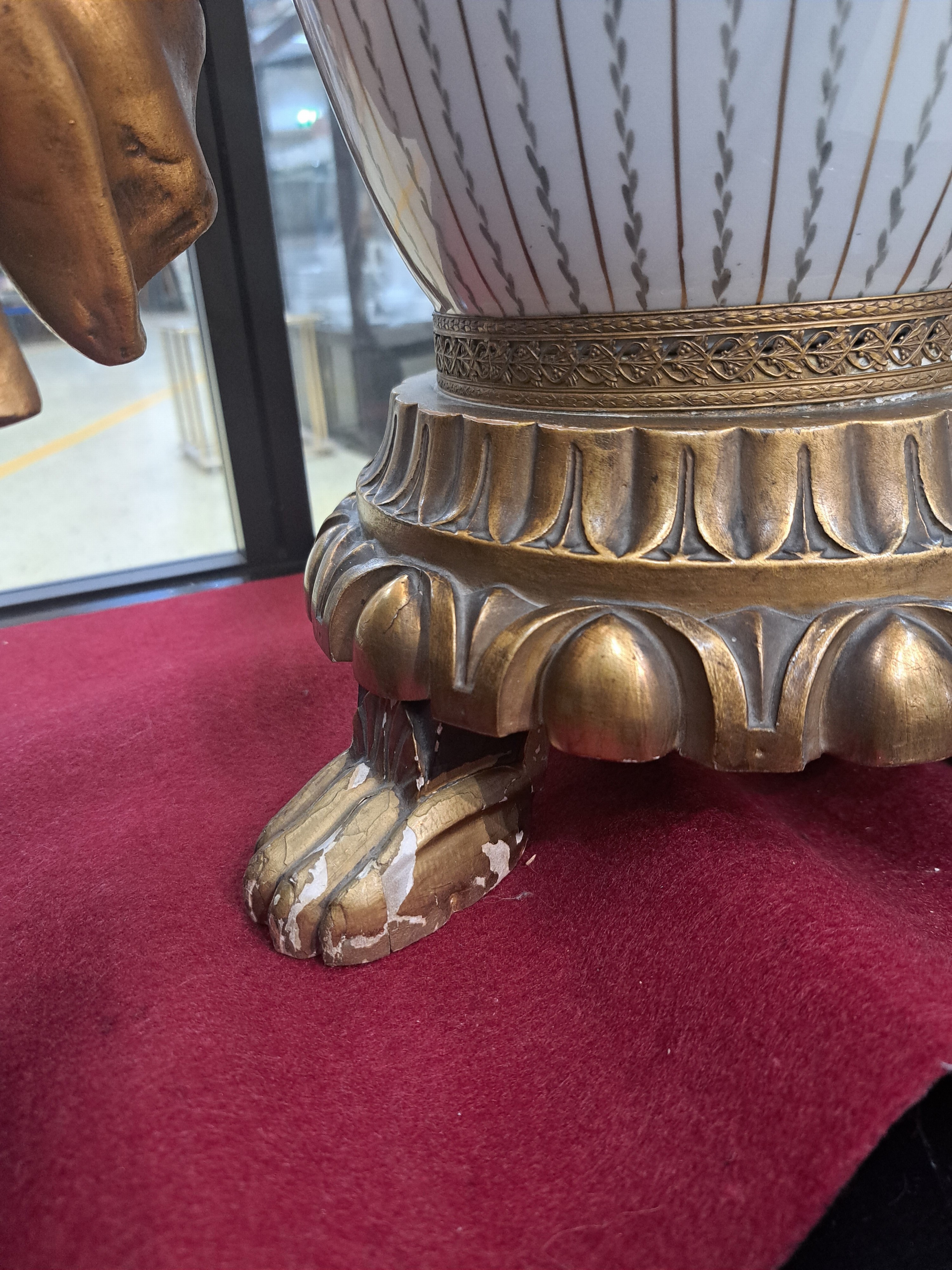 Detail f: Sehr große Vase, KPM Berlin, um 1910, Porzellan Hausmalerei, in Kartusche feines Stillleben mit Blumen, Vogelnest und Schmetterlingen, signiert ...