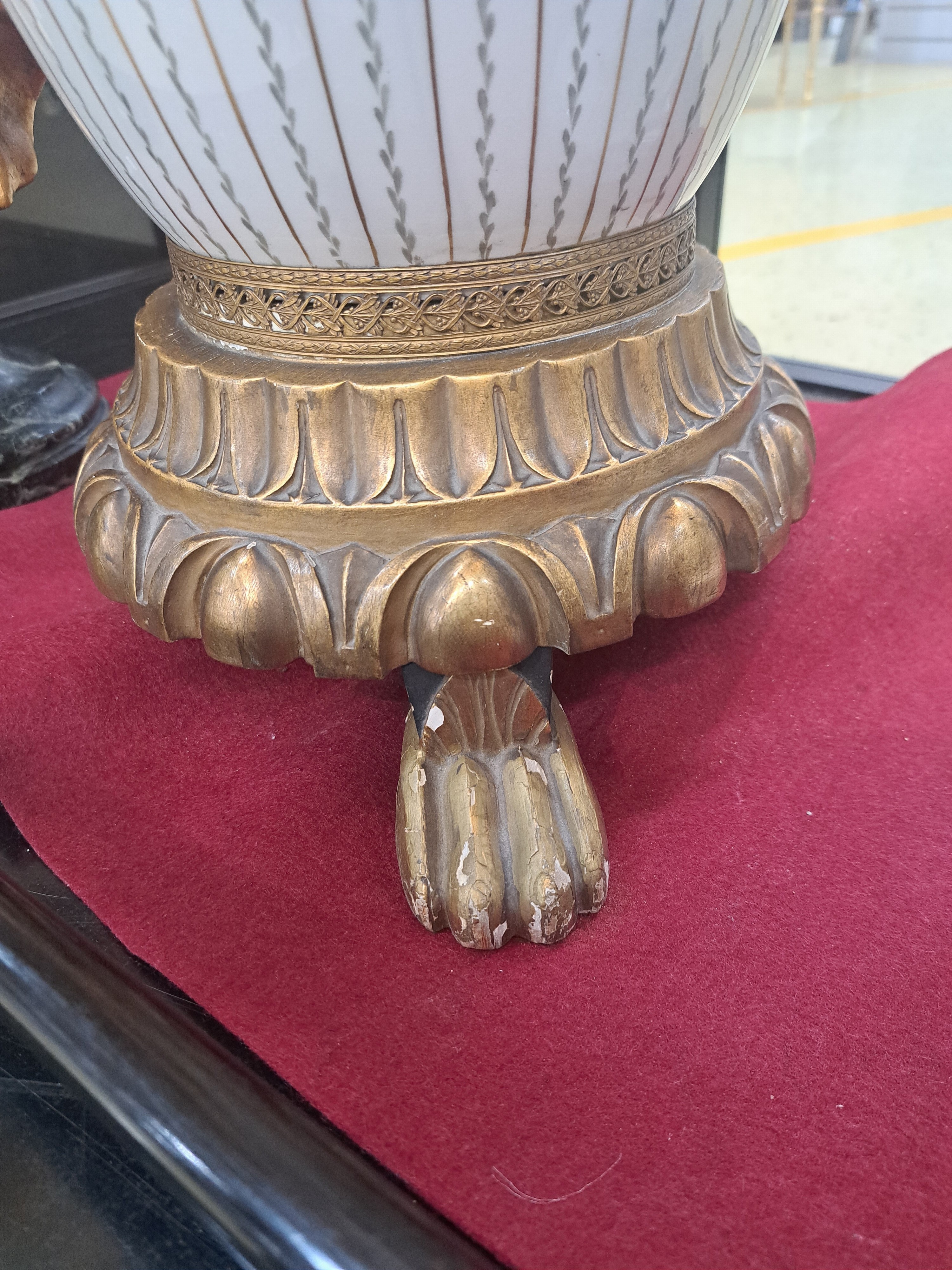 Detail g: Sehr große Vase, KPM Berlin, um 1910, Porzellan Hausmalerei, in Kartusche feines Stillleben mit Blumen, Vogelnest und Schmetterlingen, signiert ...