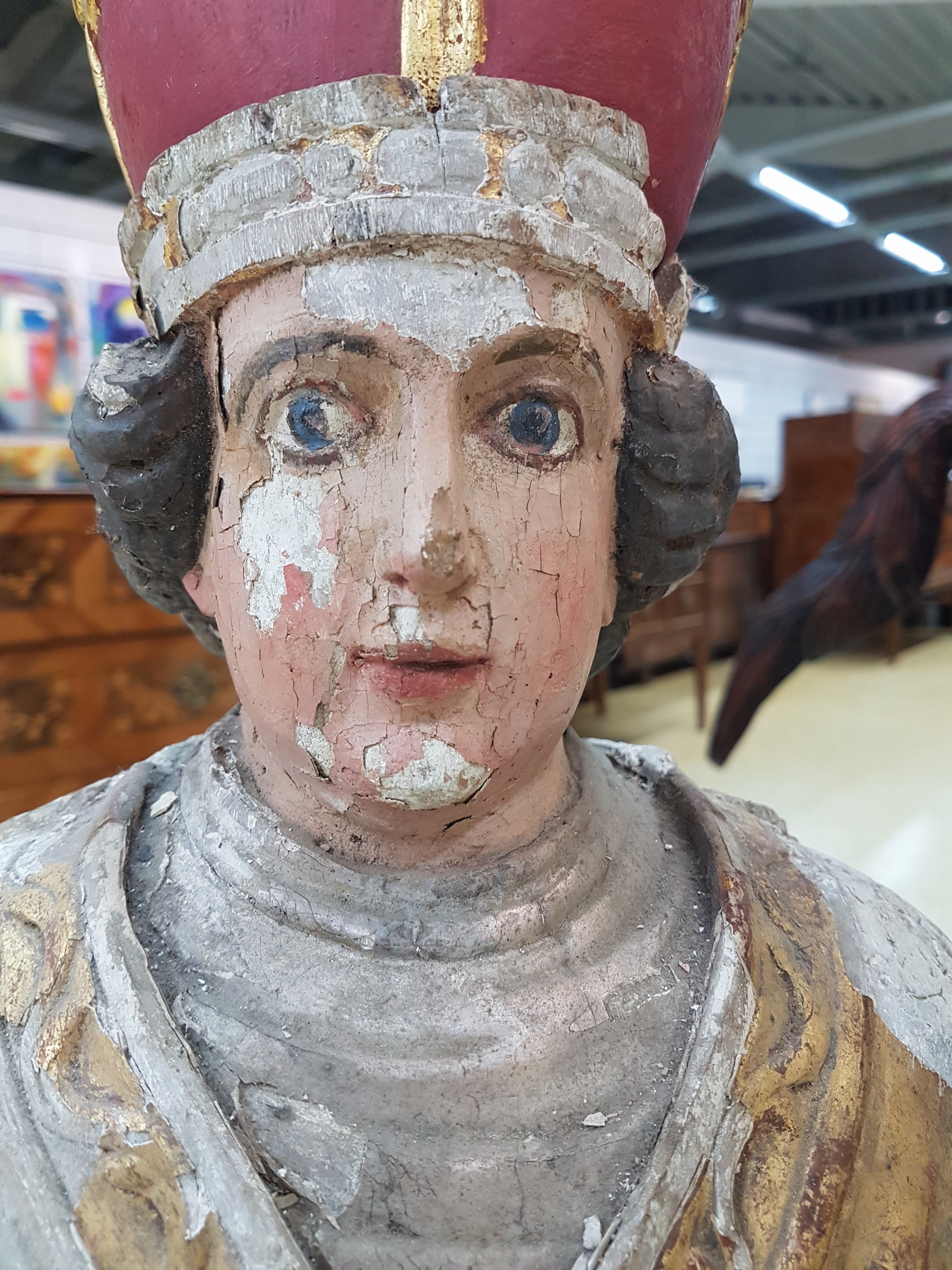 Detail d: Skulptur eines Bischof, 2. Hälfte 18. Jh., Lindenholz geschnitzt, bunt gefaßt, altersbedingte Farbschäden und -fehlstellen, Hände besch., H. ca. ...