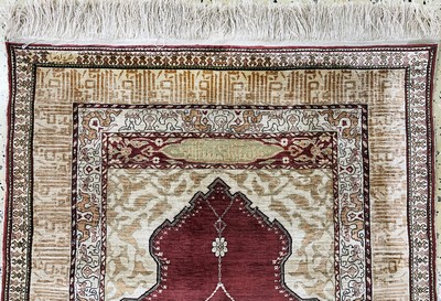 27038210a - Hereke Seide fein signiert, Türkei, Mitte 20.Jhd, reine Naturseide, ca. 117 x 85 cm, ...