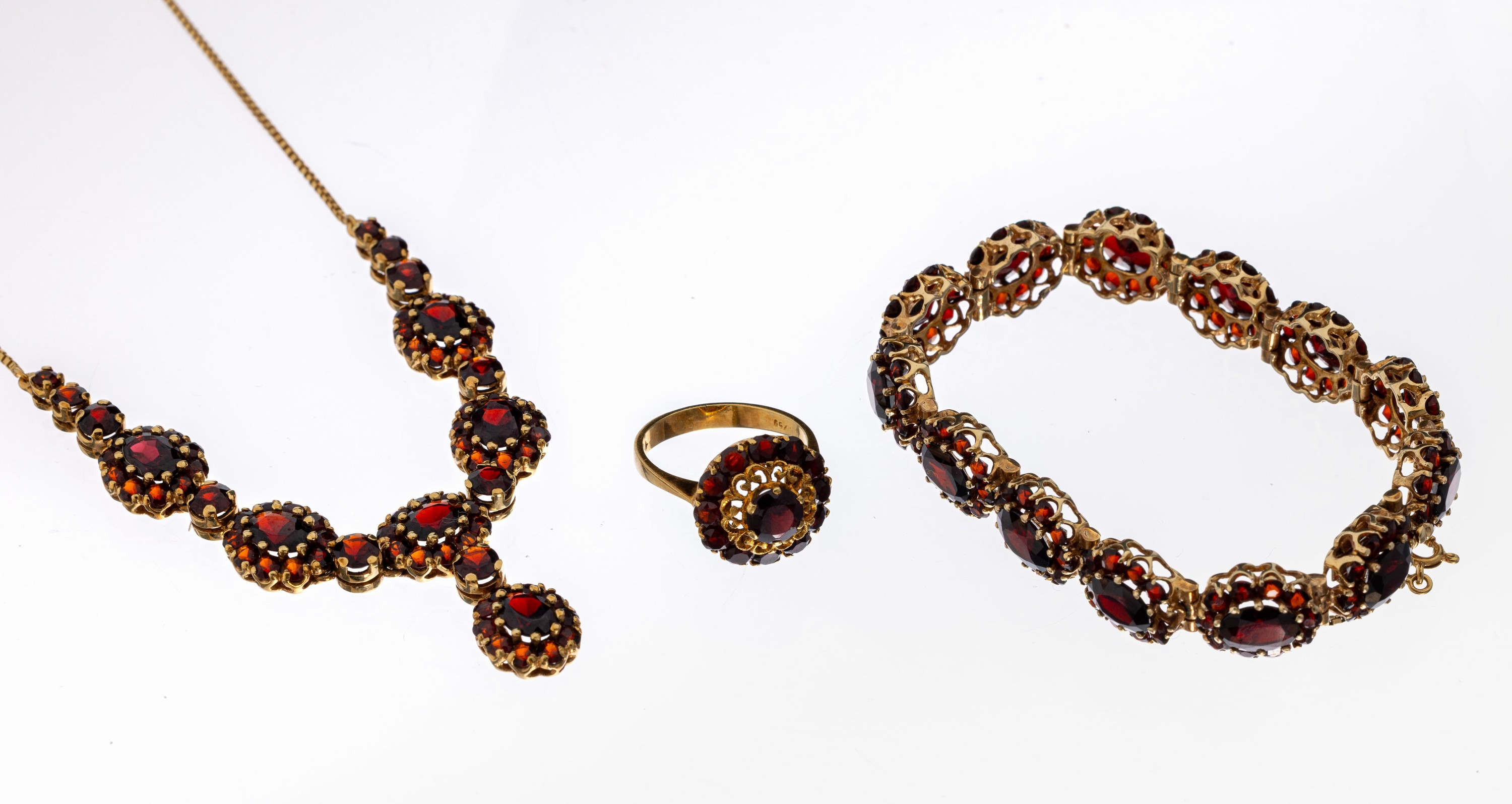 Image 27038347 - 14 kt Gold Granat-Schmuckset, GG 585/000, best. aus: Collier mit 6 oval- und 72 ...