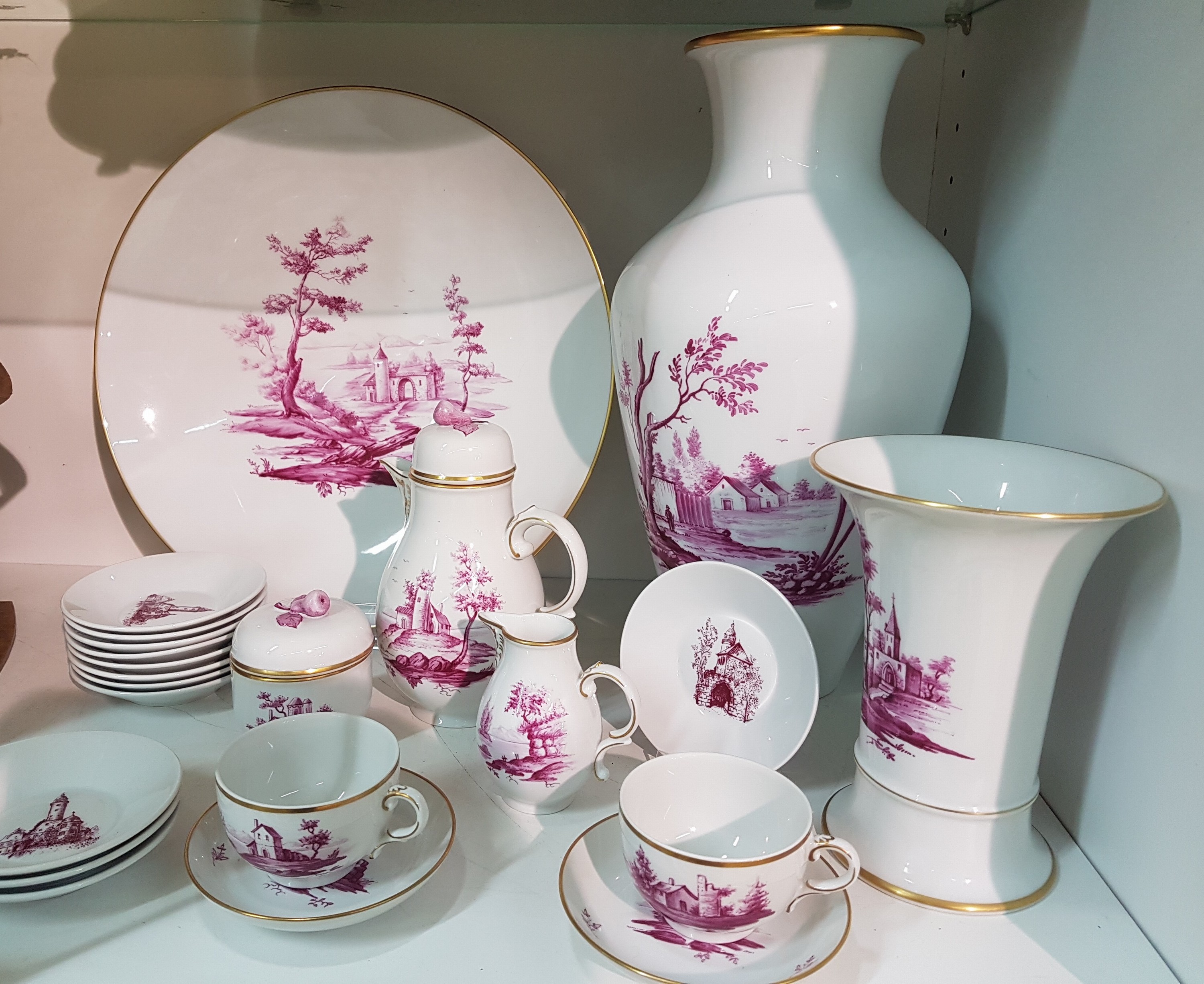 Detail a: Geschirrlot, Höchst, 20. Jh., kl. Kaffeekanne, zwei Tassen mit Untertassen, 11 Schälchen, Vase und eine große Schale, Zuckerdose, Sahnegießer, ...