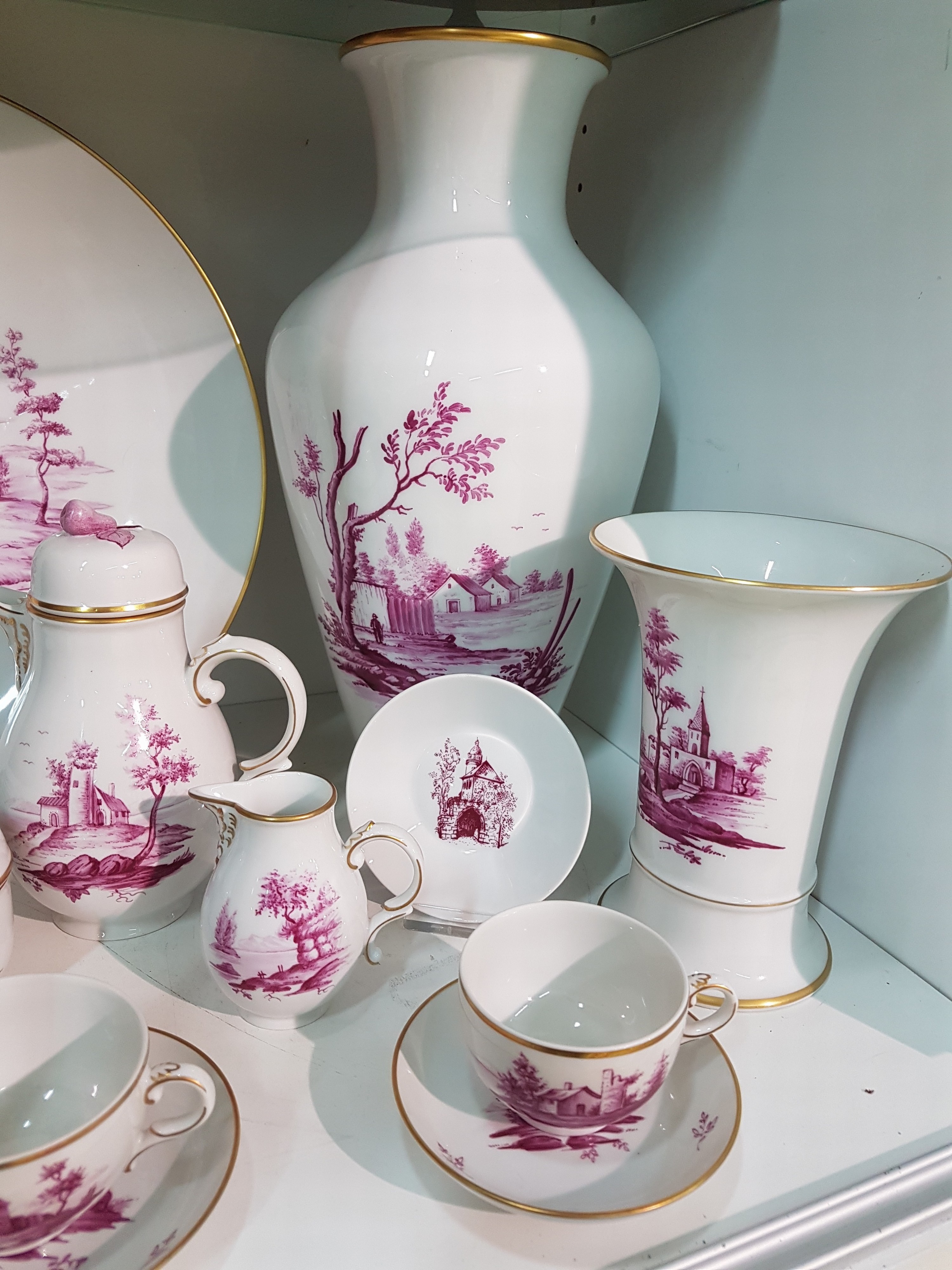 Detail b: Geschirrlot, Höchst, 20. Jh., kl. Kaffeekanne, zwei Tassen mit Untertassen, 11 Schälchen, Vase und eine große Schale, Zuckerdose, Sahnegießer, ...
