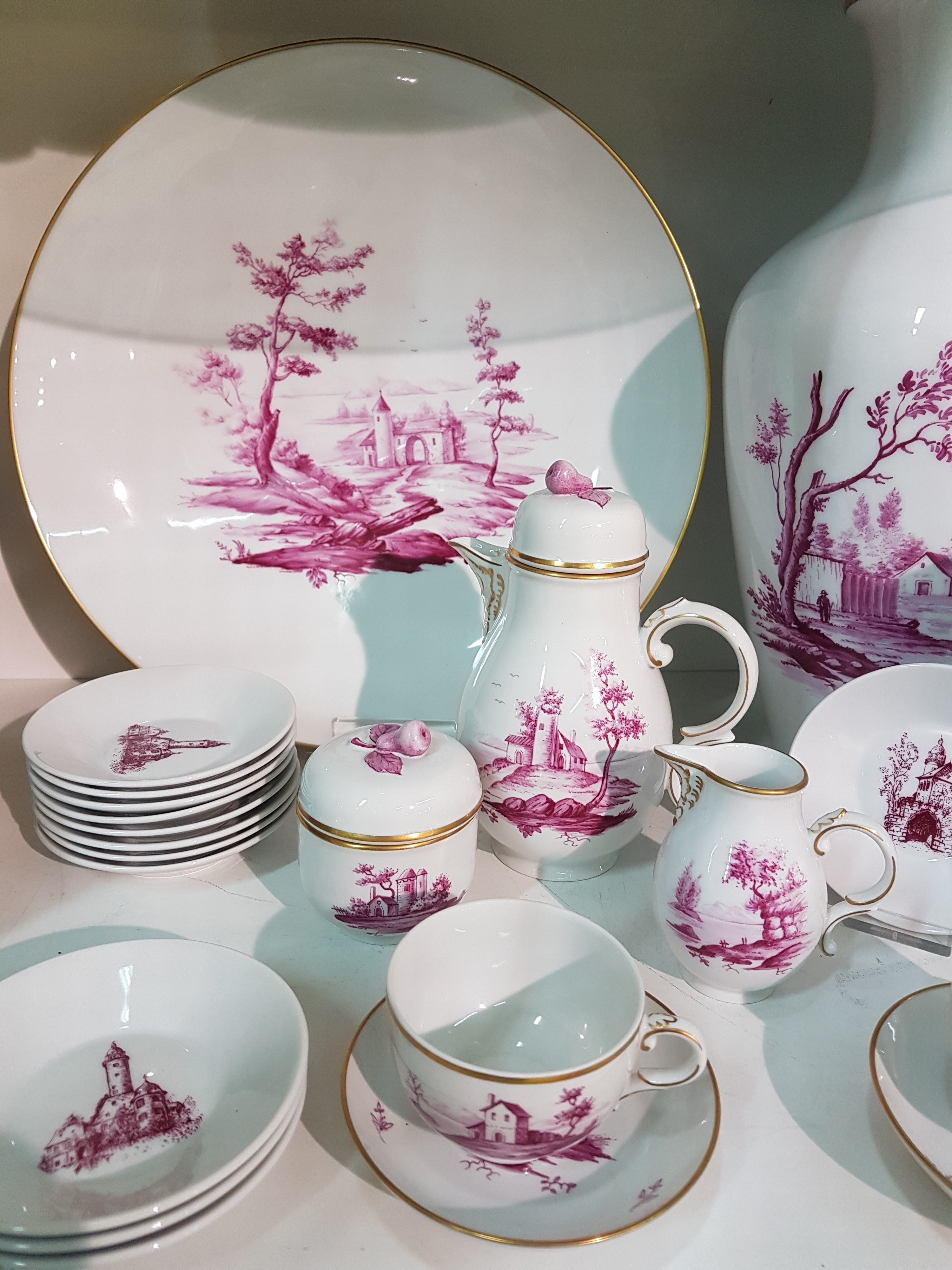 Detail c: Geschirrlot, Höchst, 20. Jh., kl. Kaffeekanne, zwei Tassen mit Untertassen, 11 Schälchen, Vase und eine große Schale, Zuckerdose, Sahnegießer, ...