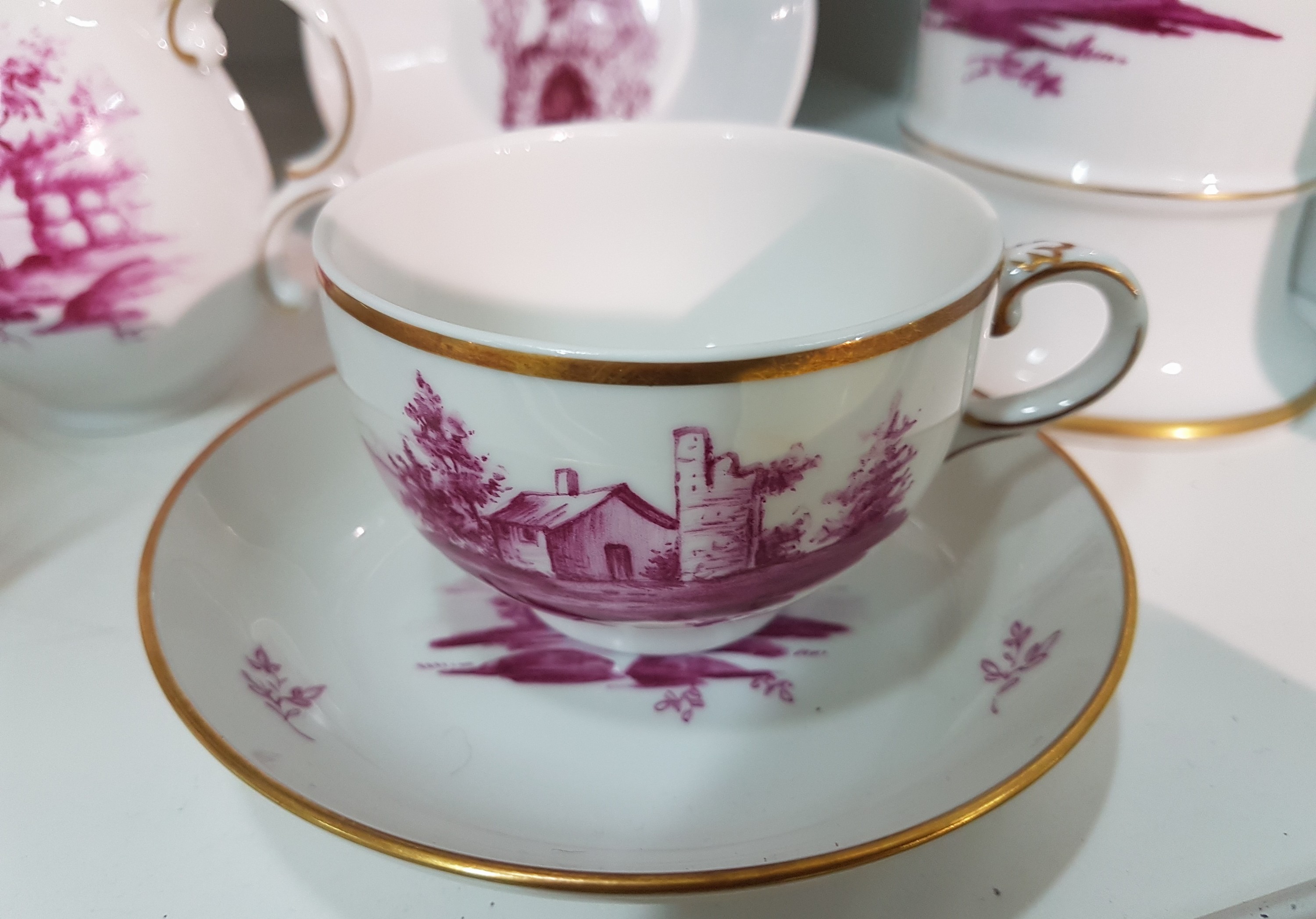 Detail d: Geschirrlot, Höchst, 20. Jh., kl. Kaffeekanne, zwei Tassen mit Untertassen, 11 Schälchen, Vase und eine große Schale, Zuckerdose, Sahnegießer, ...