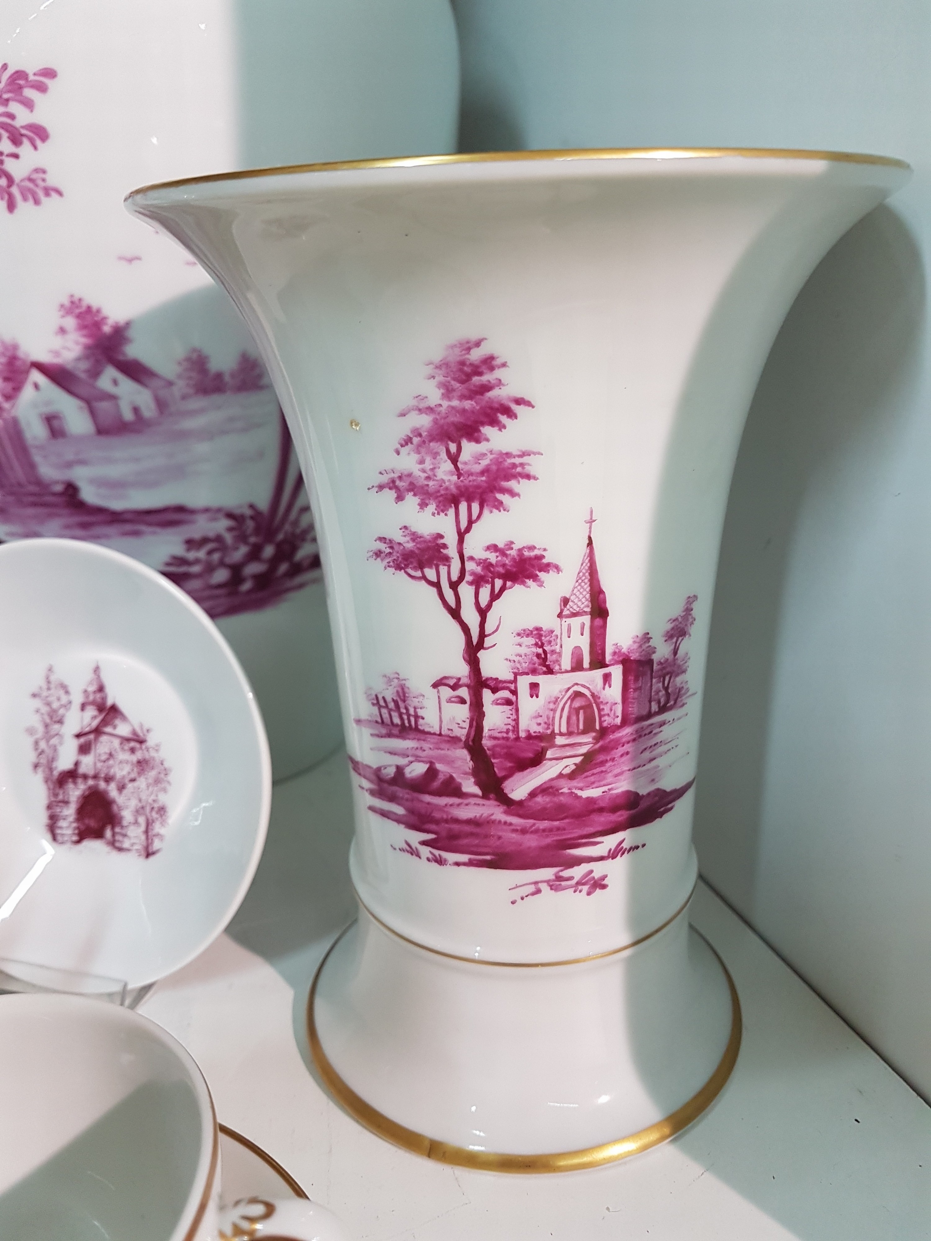 Detail e: Geschirrlot, Höchst, 20. Jh., kl. Kaffeekanne, zwei Tassen mit Untertassen, 11 Schälchen, Vase und eine große Schale, Zuckerdose, Sahnegießer, ...