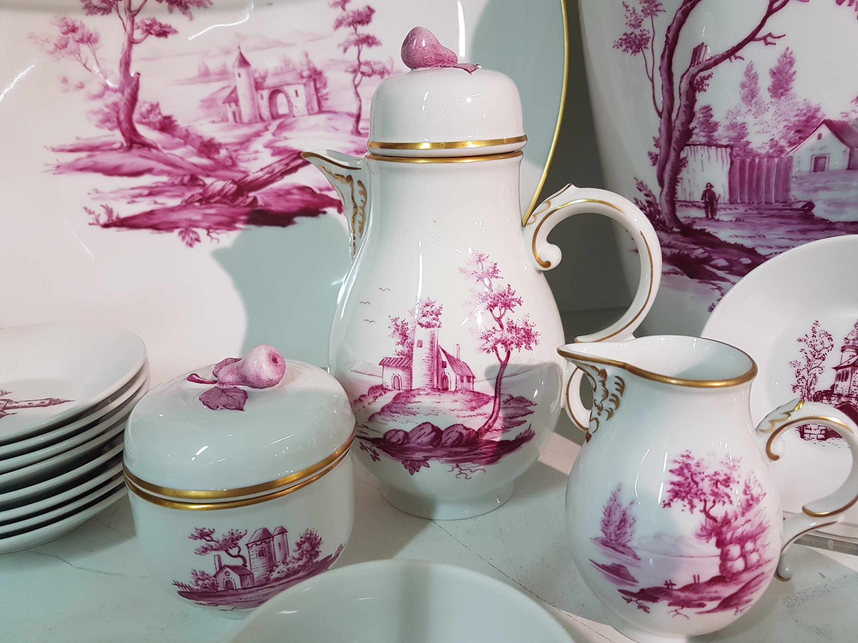Detail f: Geschirrlot, Höchst, 20. Jh., kl. Kaffeekanne, zwei Tassen mit Untertassen, 11 Schälchen, Vase und eine große Schale, Zuckerdose, Sahnegießer, ...