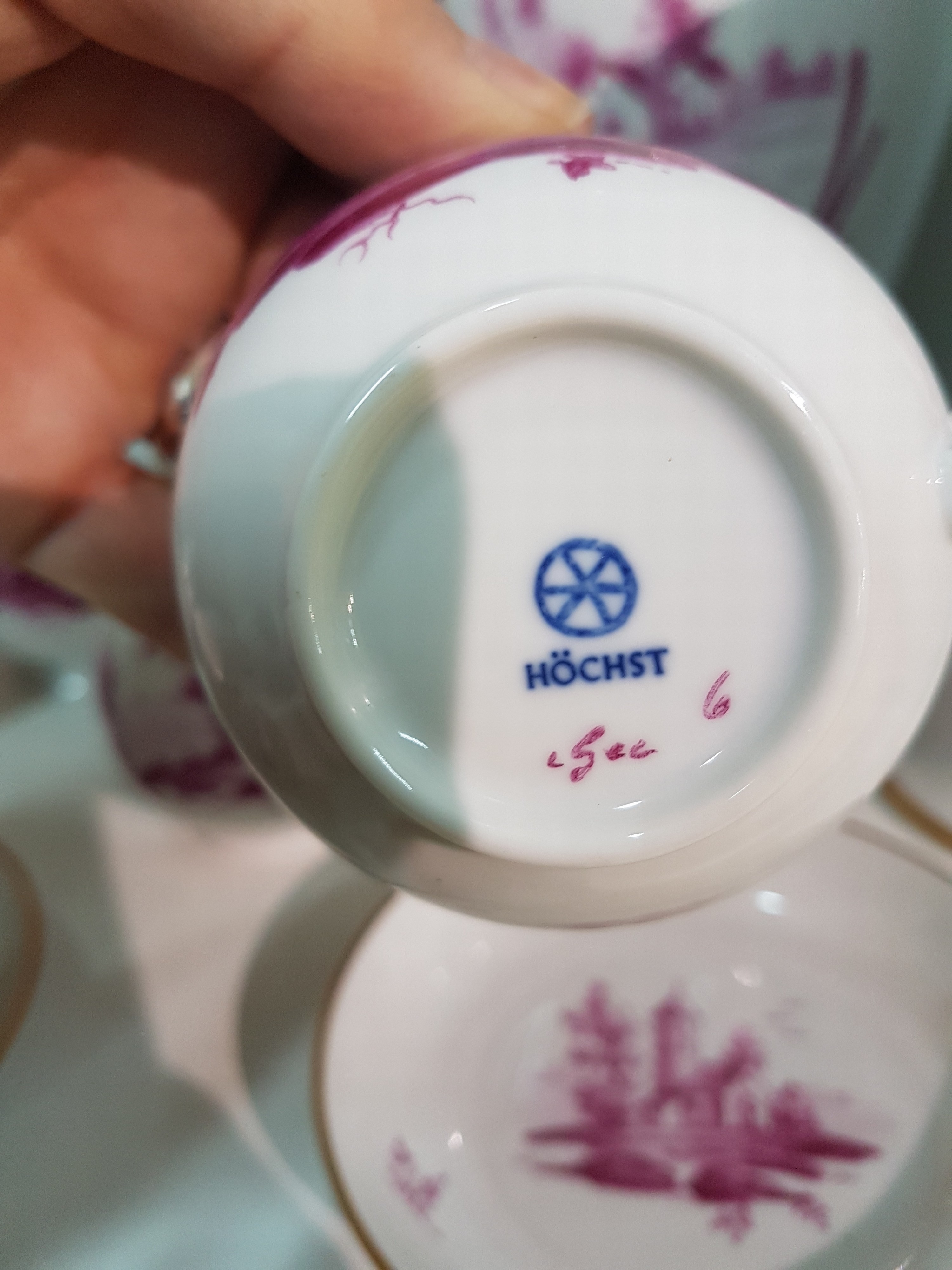 Detail g: Geschirrlot, Höchst, 20. Jh., kl. Kaffeekanne, zwei Tassen mit Untertassen, 11 Schälchen, Vase und eine große Schale, Zuckerdose, Sahnegießer, ...