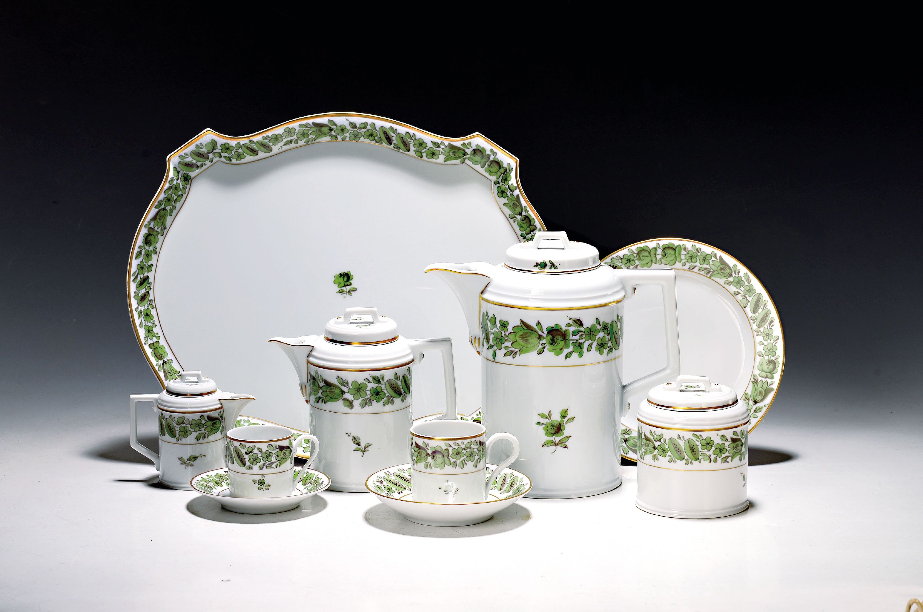 Image 27038353 - Umfangreiches Service, Höchst, 20. Jh., grüner floraler Dekor, Goldstaffage, ...