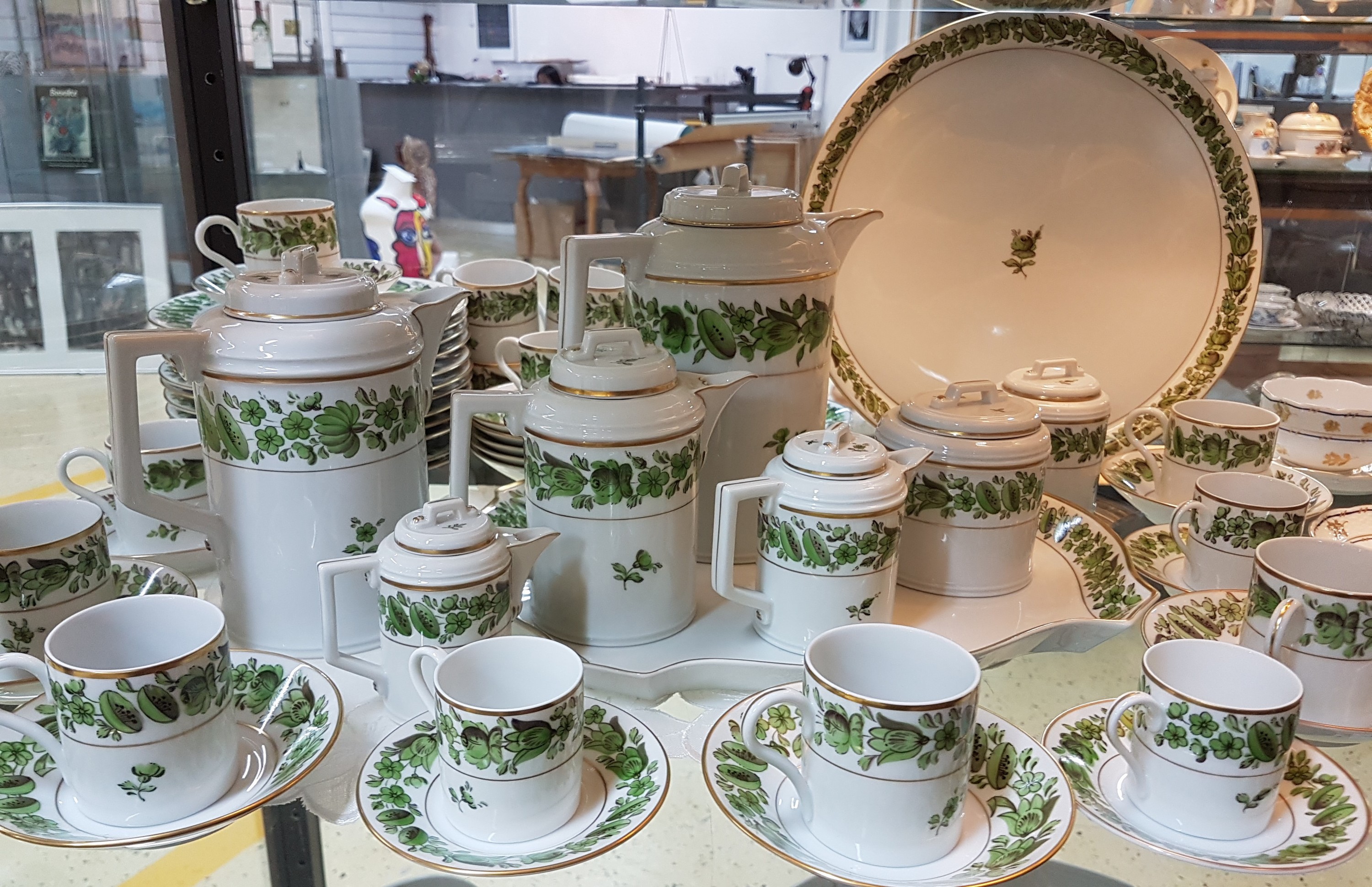 Detail a: Umfangreiches Service, Höchst, 20. Jh., grüner floraler Dekor, Goldstaffage, Porzellan, Kaffeekanne, Teekanne, Mokkakanne, 2 Sahnegießer mit ...