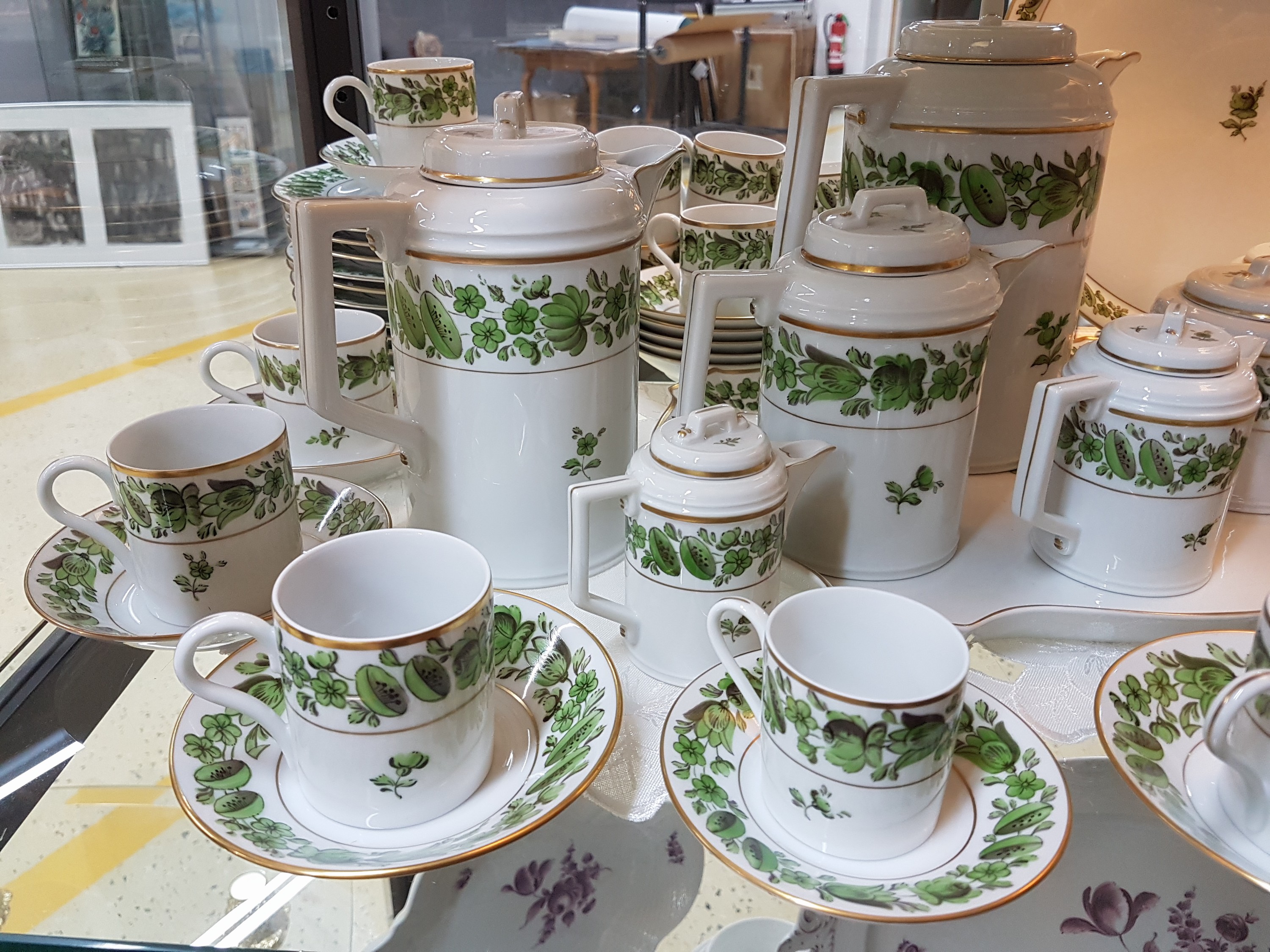 Detail b: Umfangreiches Service, Höchst, 20. Jh., grüner floraler Dekor, Goldstaffage, Porzellan, Kaffeekanne, Teekanne, Mokkakanne, 2 Sahnegießer mit ...