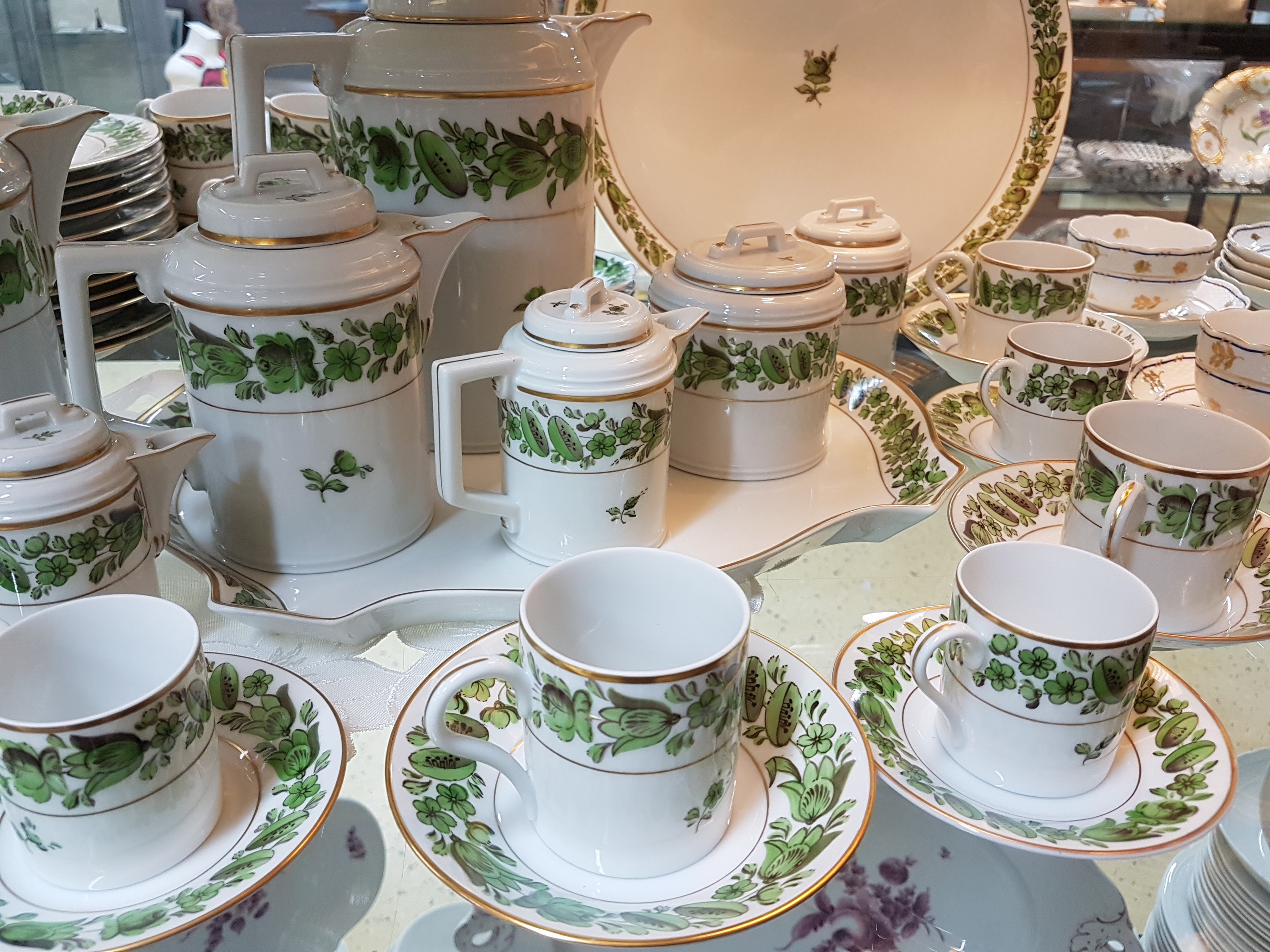 Detail c: Umfangreiches Service, Höchst, 20. Jh., grüner floraler Dekor, Goldstaffage, Porzellan, Kaffeekanne, Teekanne, Mokkakanne, 2 Sahnegießer mit ...