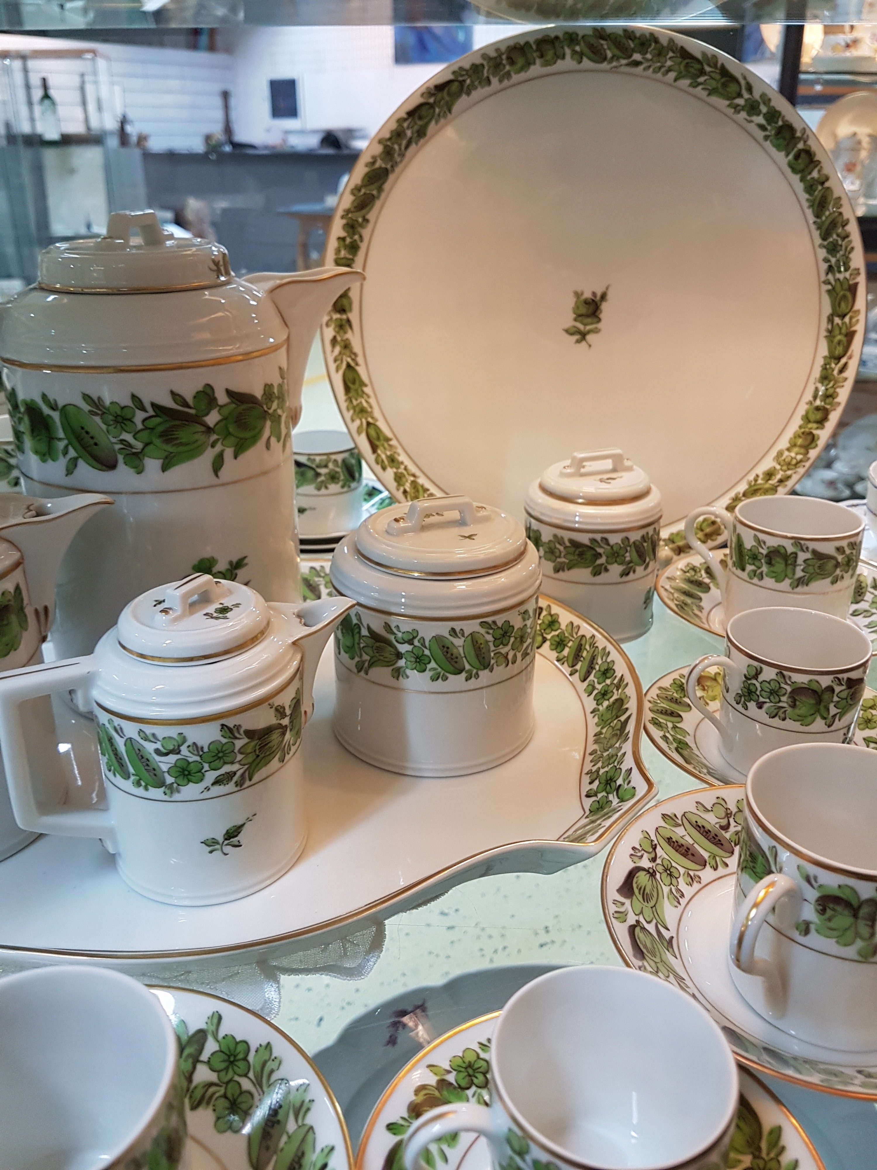 Detail d: Umfangreiches Service, Höchst, 20. Jh., grüner floraler Dekor, Goldstaffage, Porzellan, Kaffeekanne, Teekanne, Mokkakanne, 2 Sahnegießer mit ...