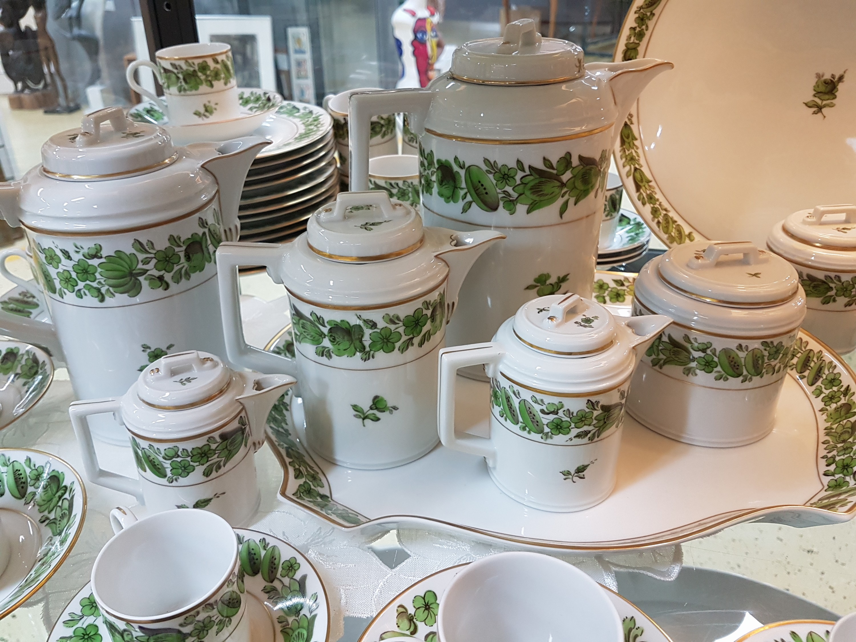 Detail e: Umfangreiches Service, Höchst, 20. Jh., grüner floraler Dekor, Goldstaffage, Porzellan, Kaffeekanne, Teekanne, Mokkakanne, 2 Sahnegießer mit ...