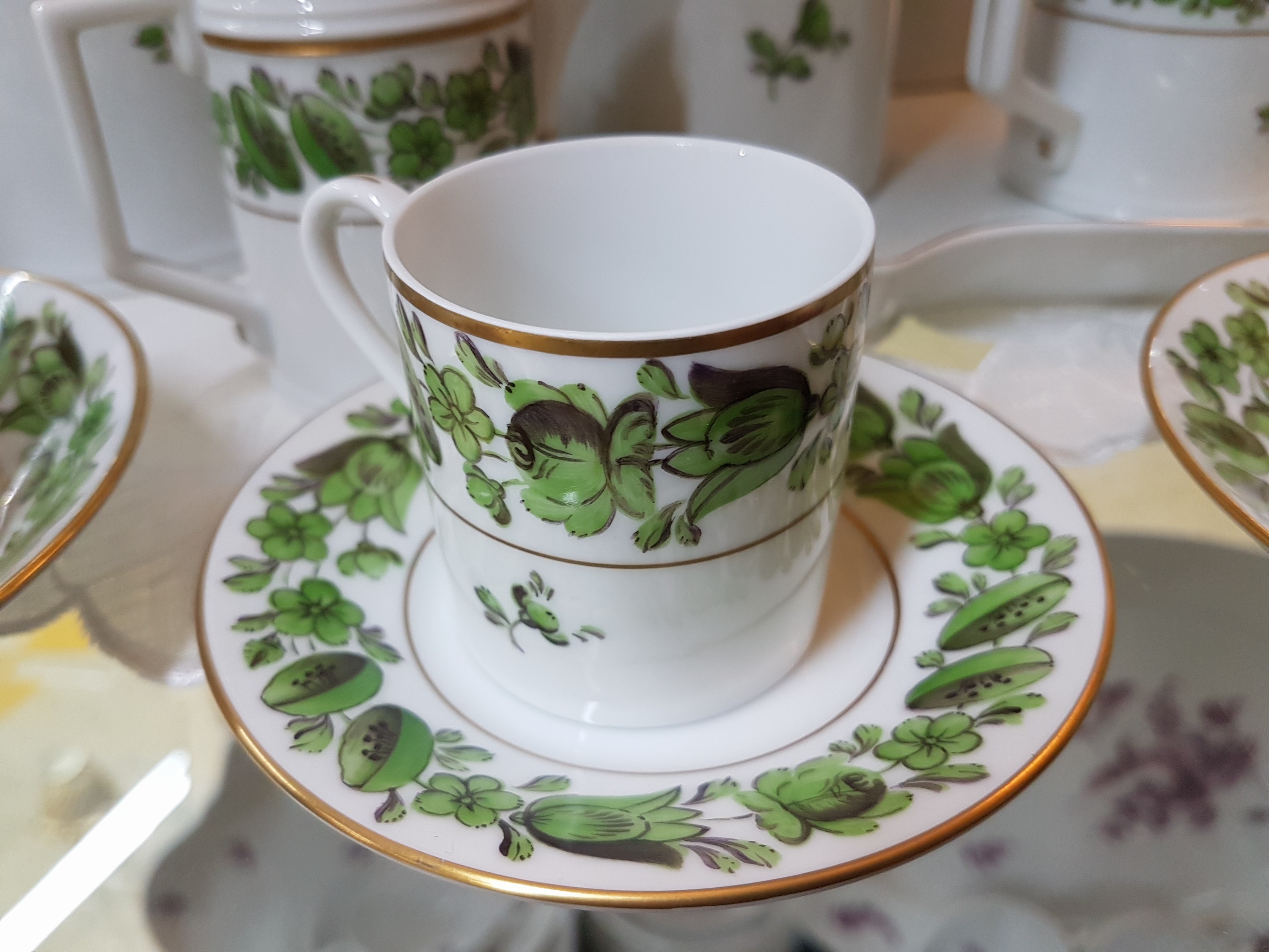 Detail f: Umfangreiches Service, Höchst, 20. Jh., grüner floraler Dekor, Goldstaffage, Porzellan, Kaffeekanne, Teekanne, Mokkakanne, 2 Sahnegießer mit ...