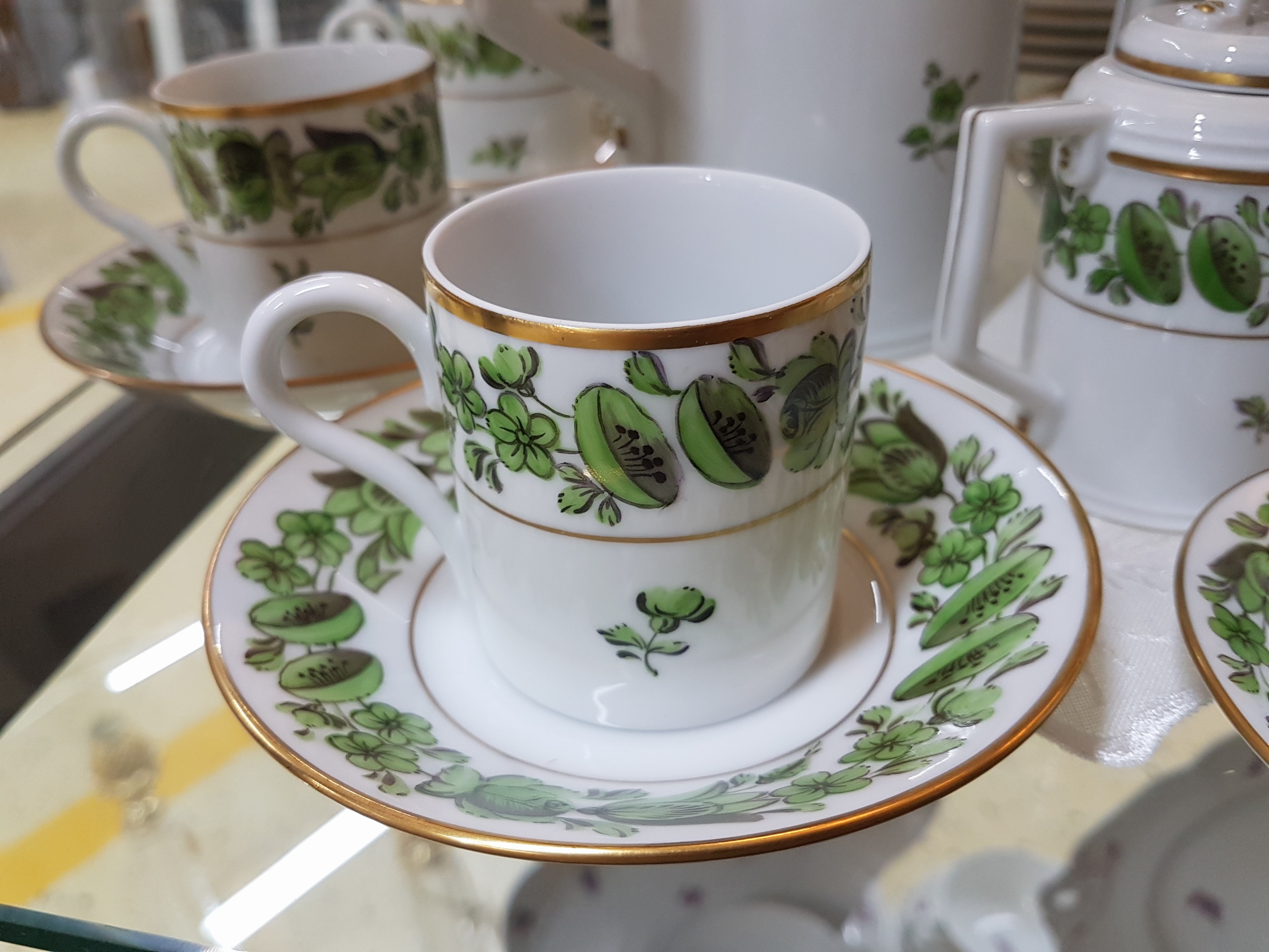 Detail g: Umfangreiches Service, Höchst, 20. Jh., grüner floraler Dekor, Goldstaffage, Porzellan, Kaffeekanne, Teekanne, Mokkakanne, 2 Sahnegießer mit ...
