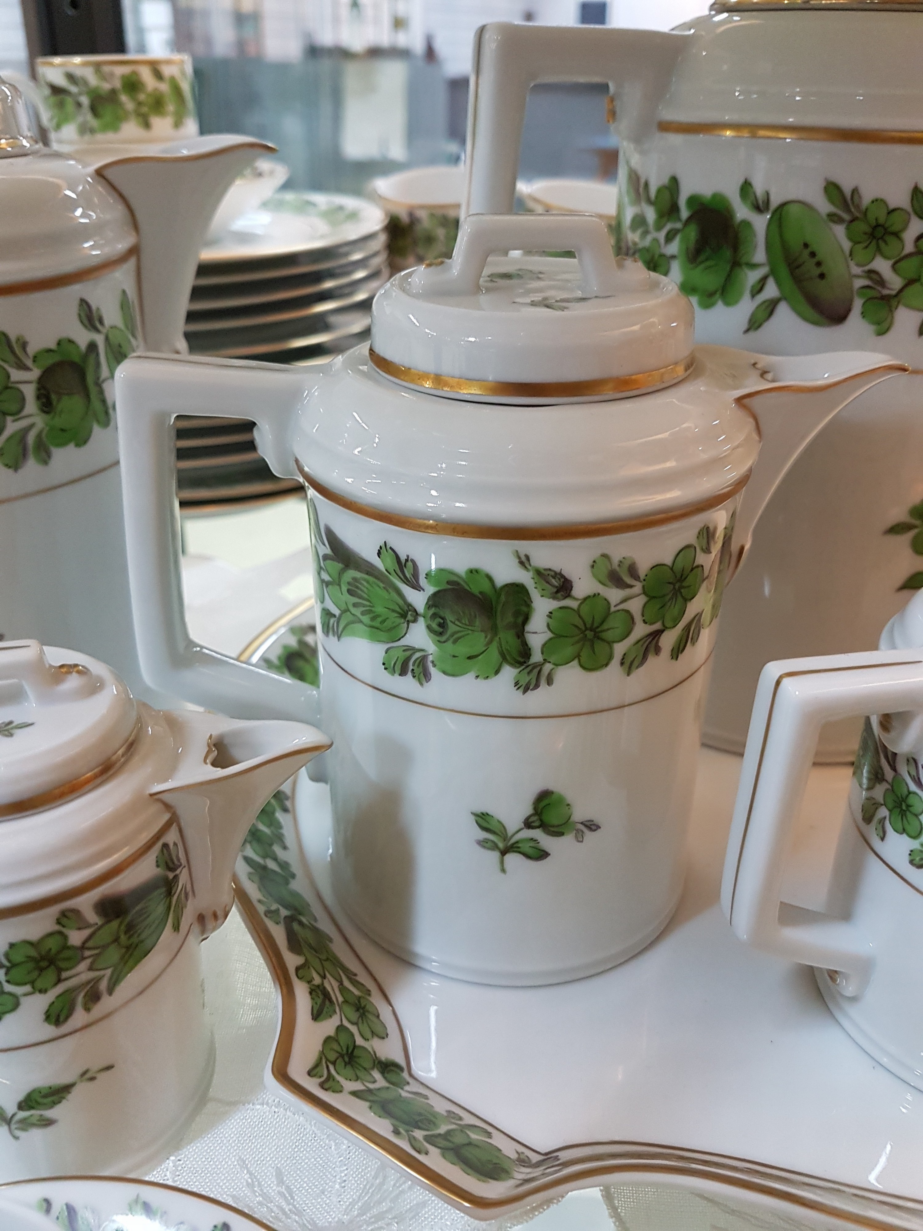 Detail h: Umfangreiches Service, Höchst, 20. Jh., grüner floraler Dekor, Goldstaffage, Porzellan, Kaffeekanne, Teekanne, Mokkakanne, 2 Sahnegießer mit ...