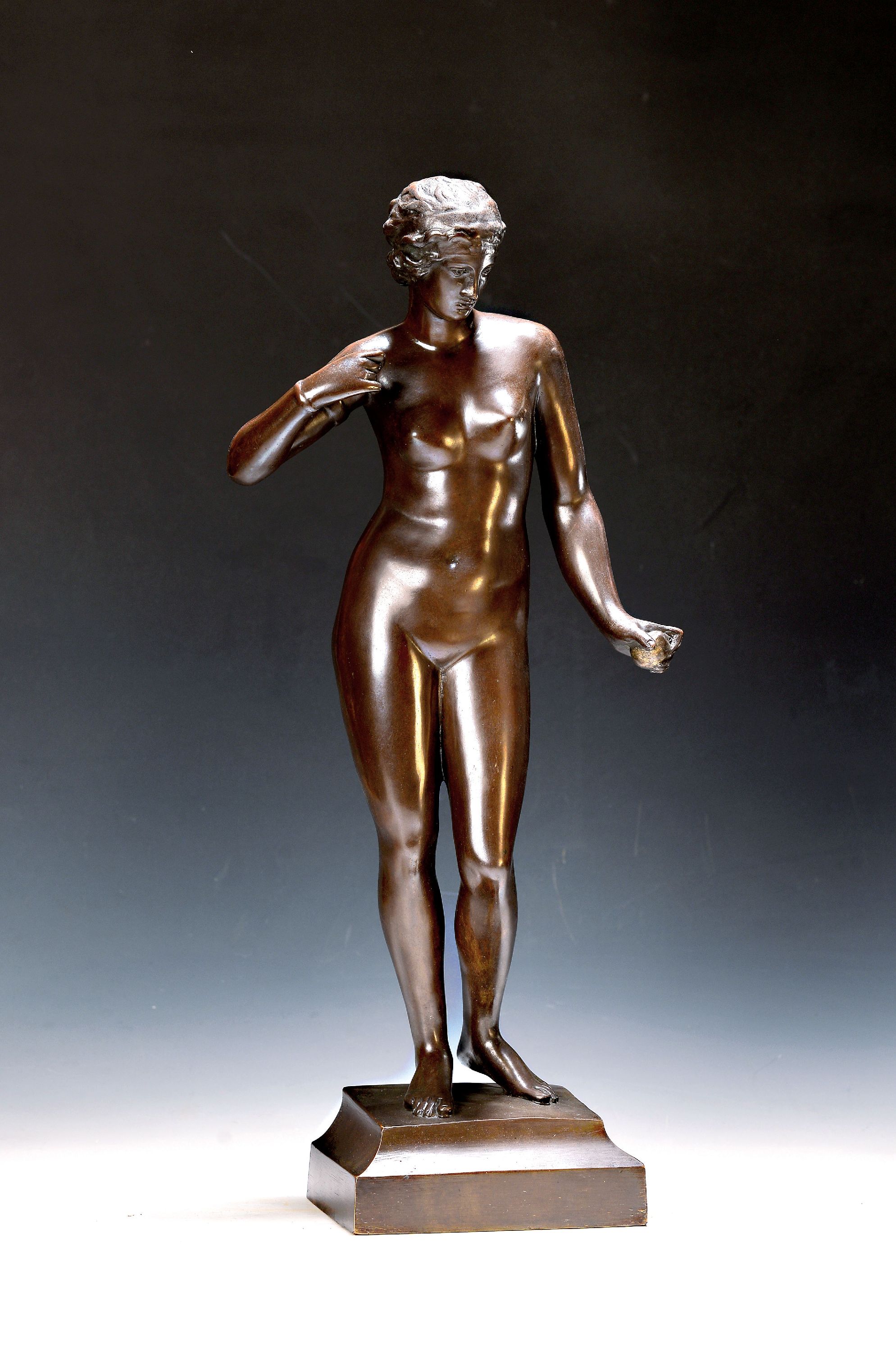 Image 27038356 - F. Mildberg, Bronzefigur, Anfang 20. Jh., stehende Aphrodite, ein Attribut in einer Hand ...