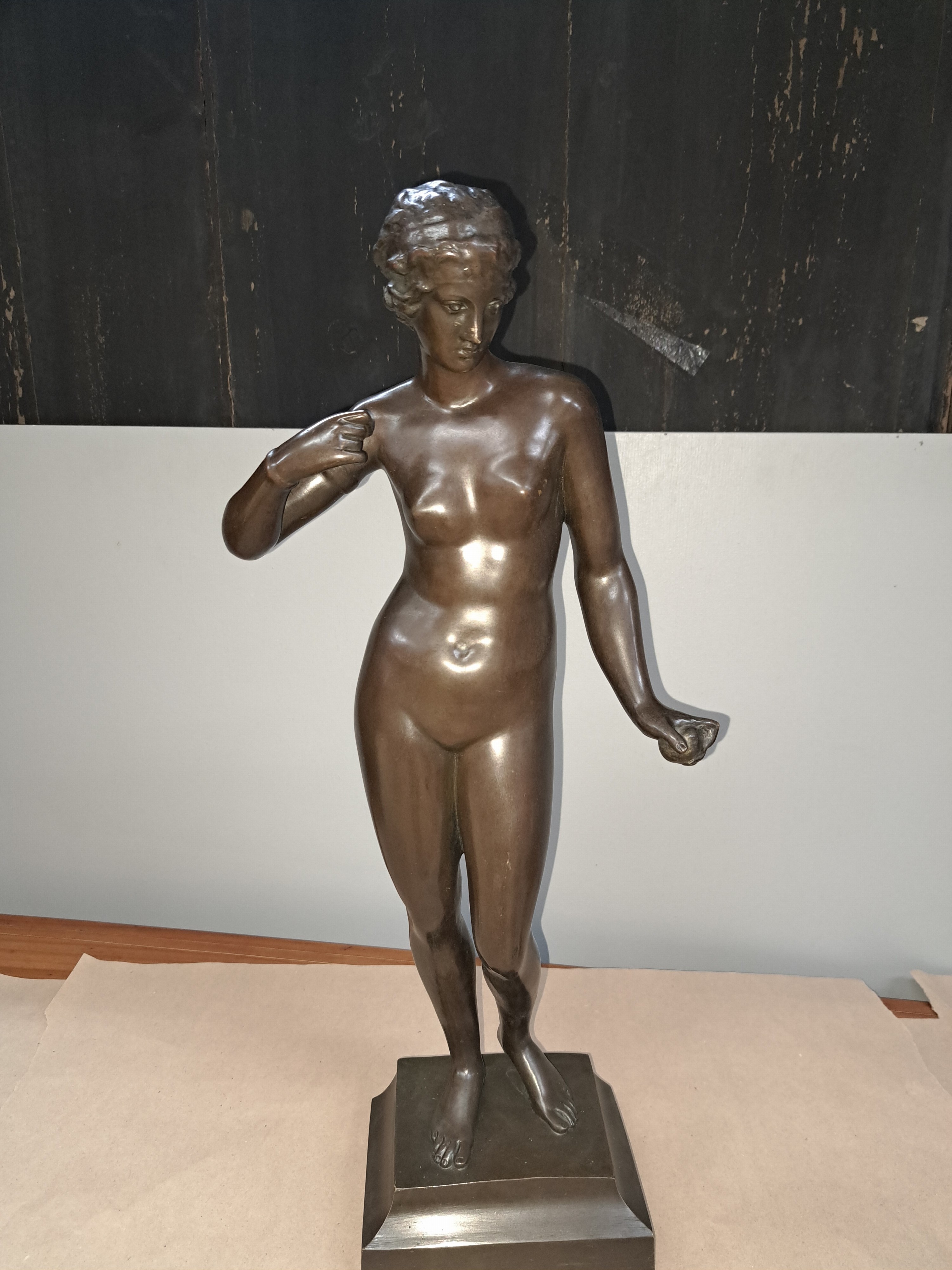 Detail a: F. Mildberg, Bronzefigur, Anfang 20. Jh., stehende Aphrodite, ein Attribut in einer Hand fehlt, patiniert, H. ca. 53 cm