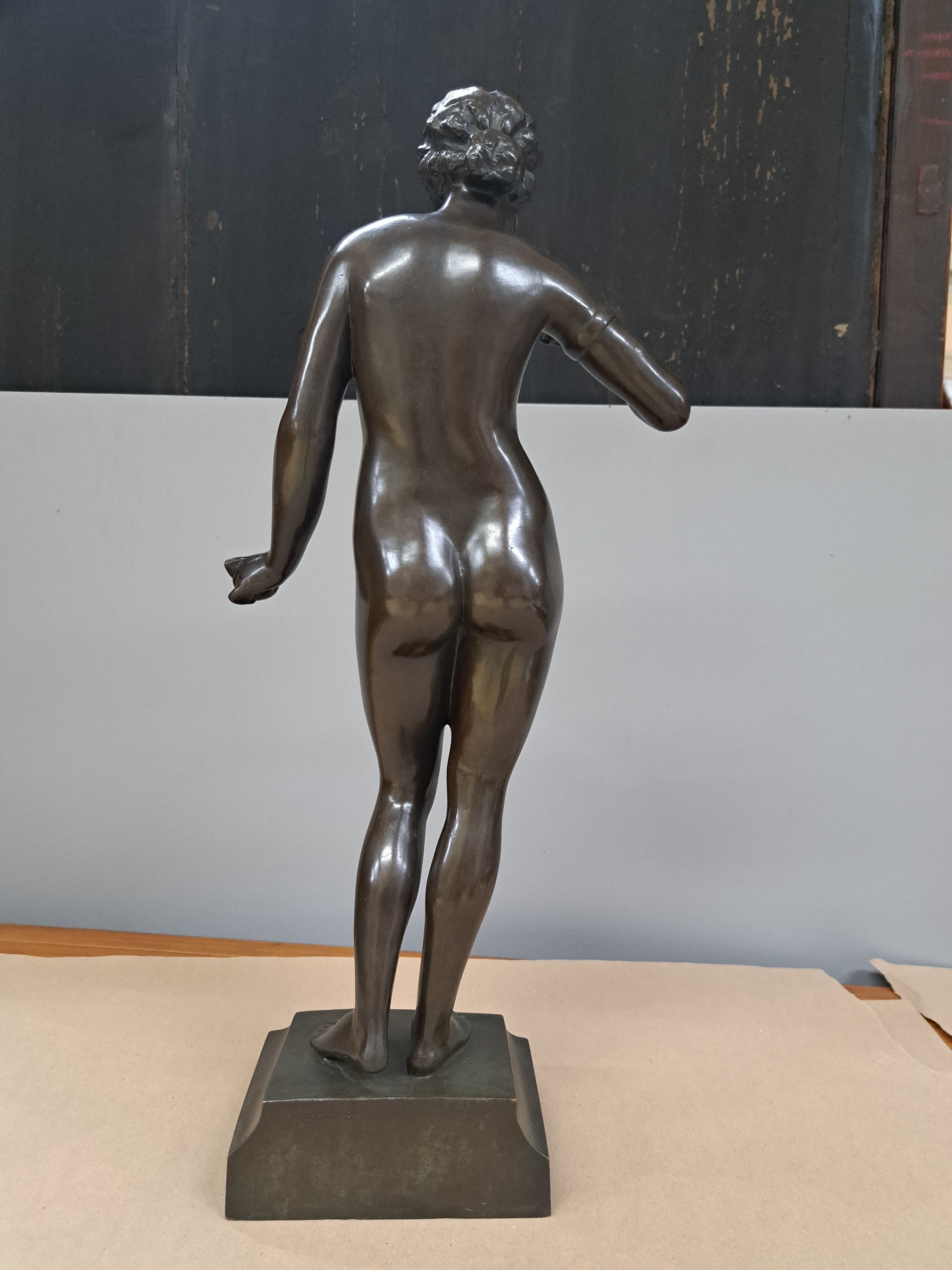 Detail b: F. Mildberg, Bronzefigur, Anfang 20. Jh., stehende Aphrodite, ein Attribut in einer Hand fehlt, patiniert, H. ca. 53 cm