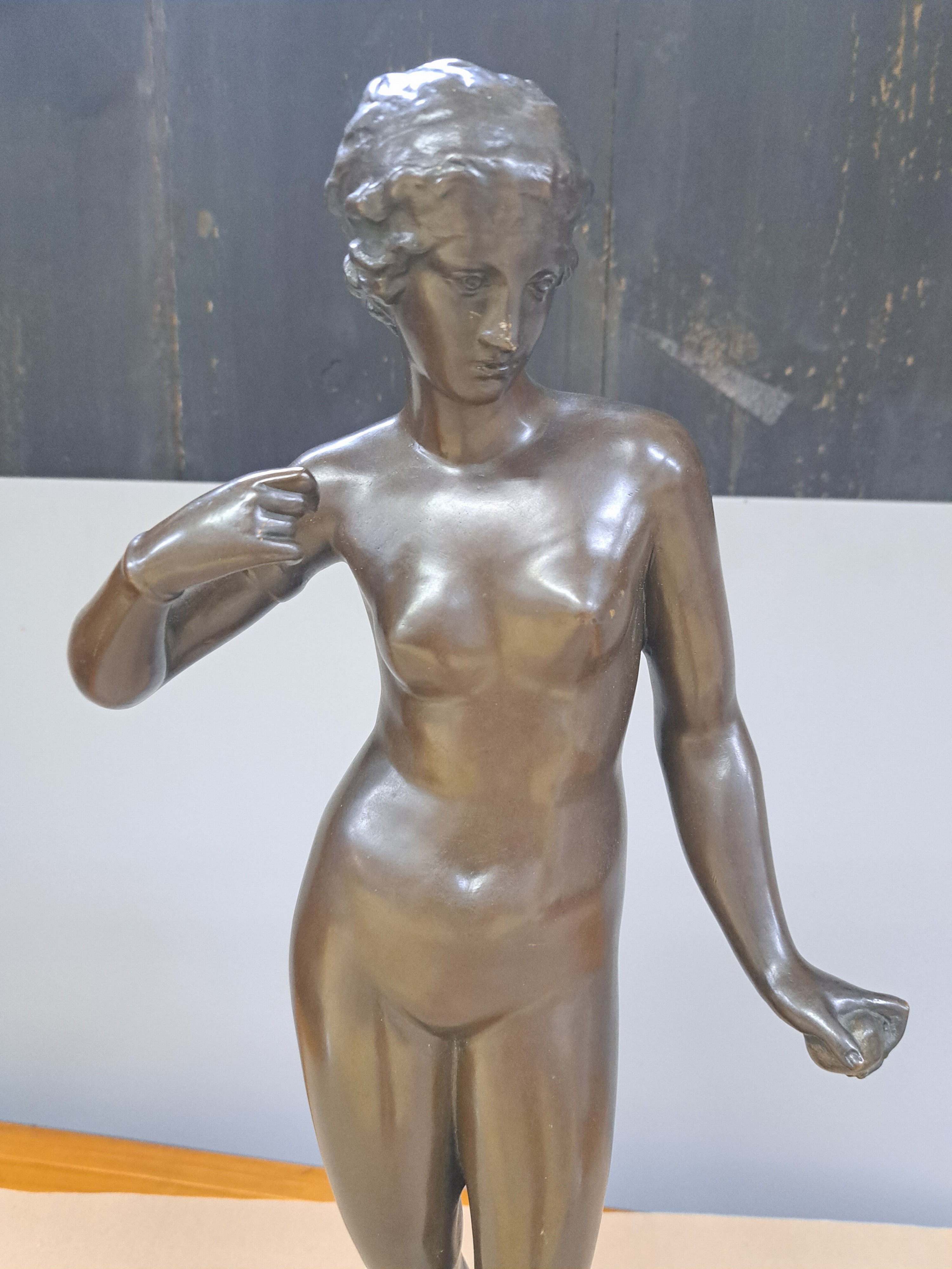 Detail c: F. Mildberg, Bronzefigur, Anfang 20. Jh., stehende Aphrodite, ein Attribut in einer Hand fehlt, patiniert, H. ca. 53 cm