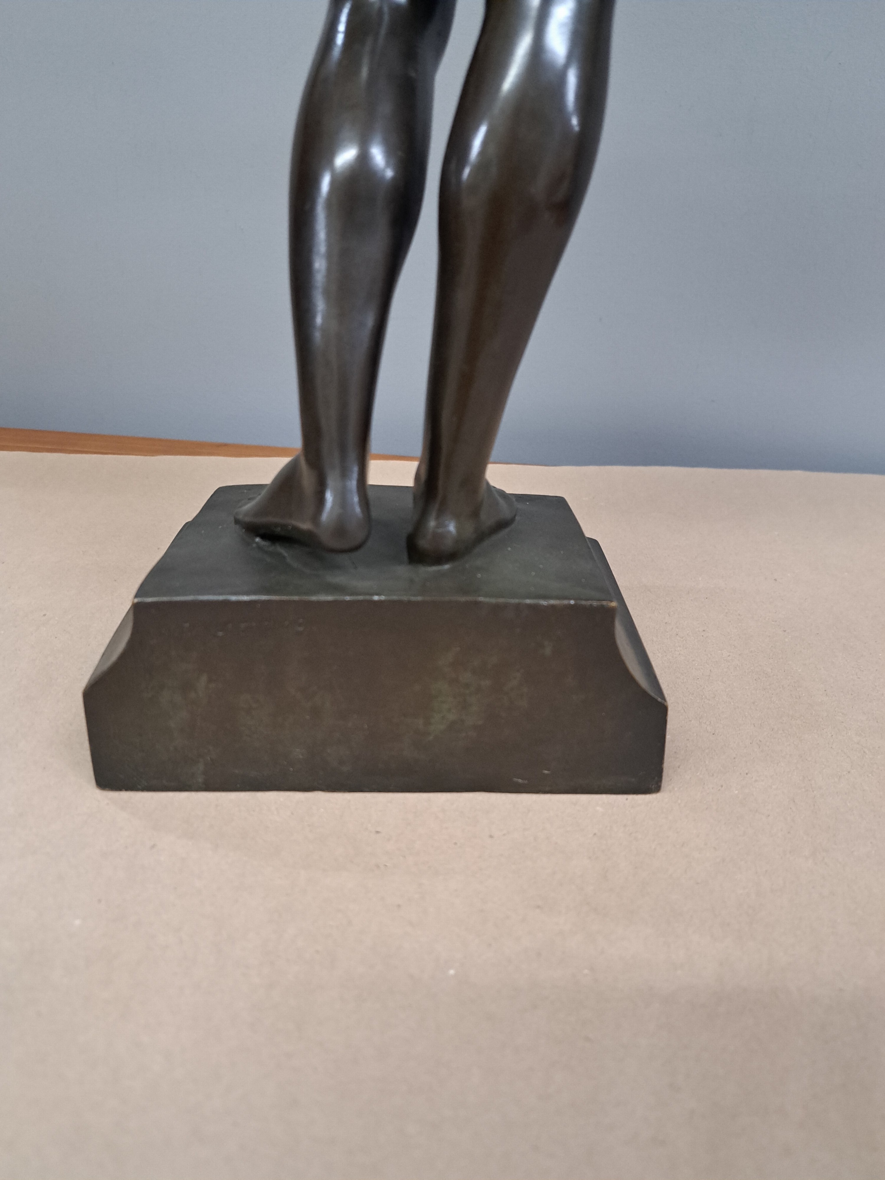 Detail d: F. Mildberg, Bronzefigur, Anfang 20. Jh., stehende Aphrodite, ein Attribut in einer Hand fehlt, patiniert, H. ca. 53 cm