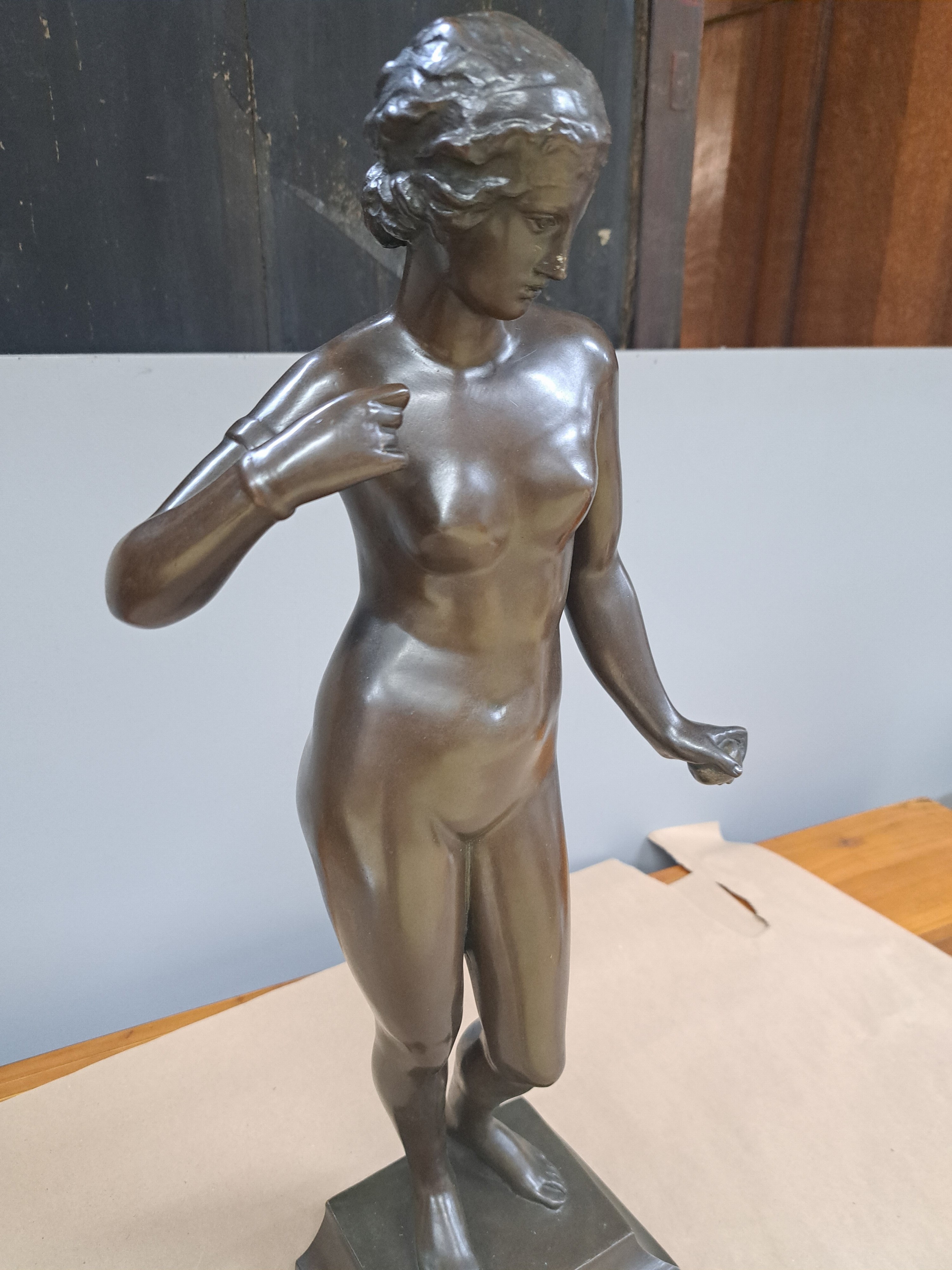 Detail e: F. Mildberg, Bronzefigur, Anfang 20. Jh., stehende Aphrodite, ein Attribut in einer Hand fehlt, patiniert, H. ca. 53 cm