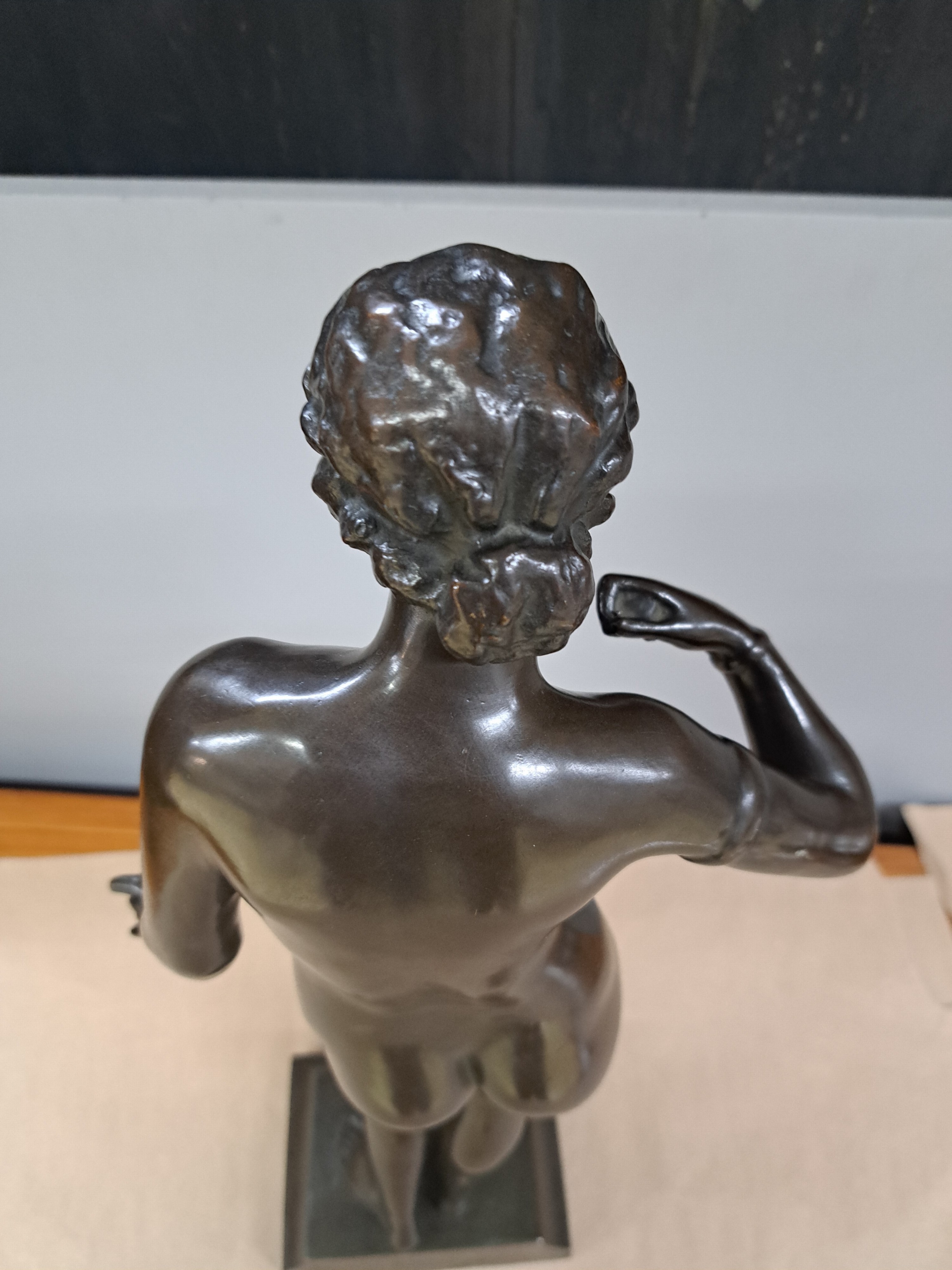 Detail f: F. Mildberg, Bronzefigur, Anfang 20. Jh., stehende Aphrodite, ein Attribut in einer Hand fehlt, patiniert, H. ca. 53 cm