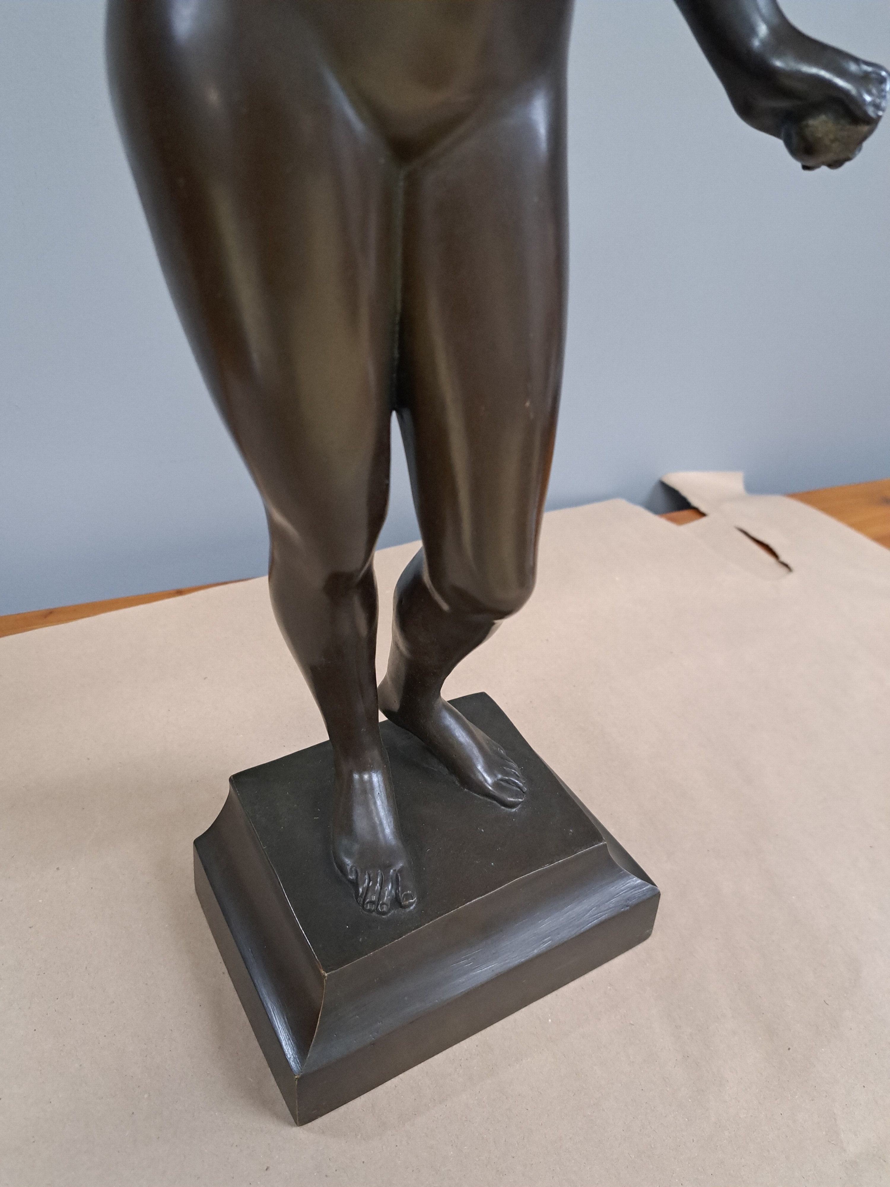 Detail g: F. Mildberg, Bronzefigur, Anfang 20. Jh., stehende Aphrodite, ein Attribut in einer Hand fehlt, patiniert, H. ca. 53 cm