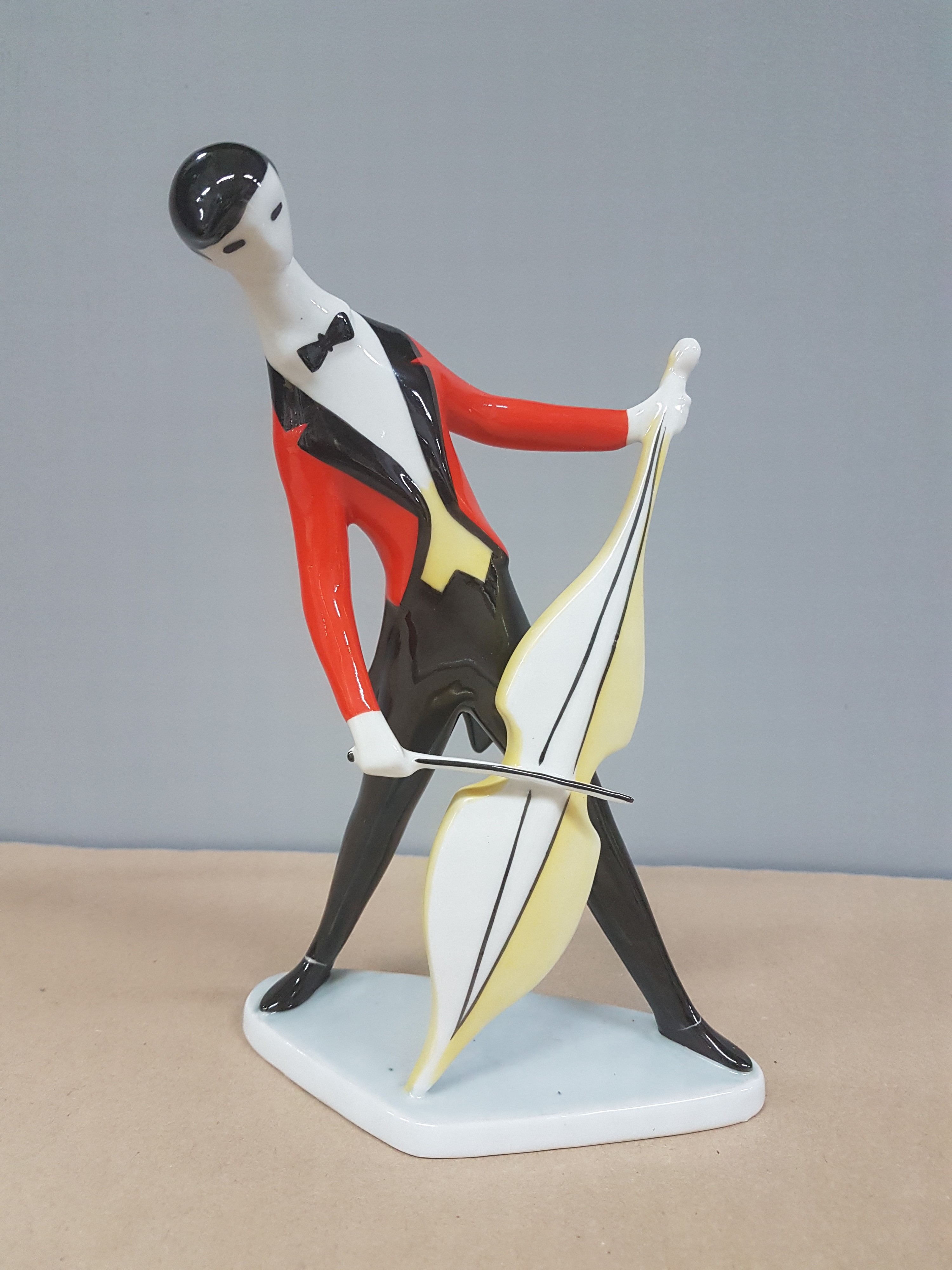Detail a: Porzellanfigur, Zsolnay Pecs Ungarn, Entwurf Janos Török (1932-1996), Cellospieler im roten Frack, bunt bemalt, H. ca. 21.5cm