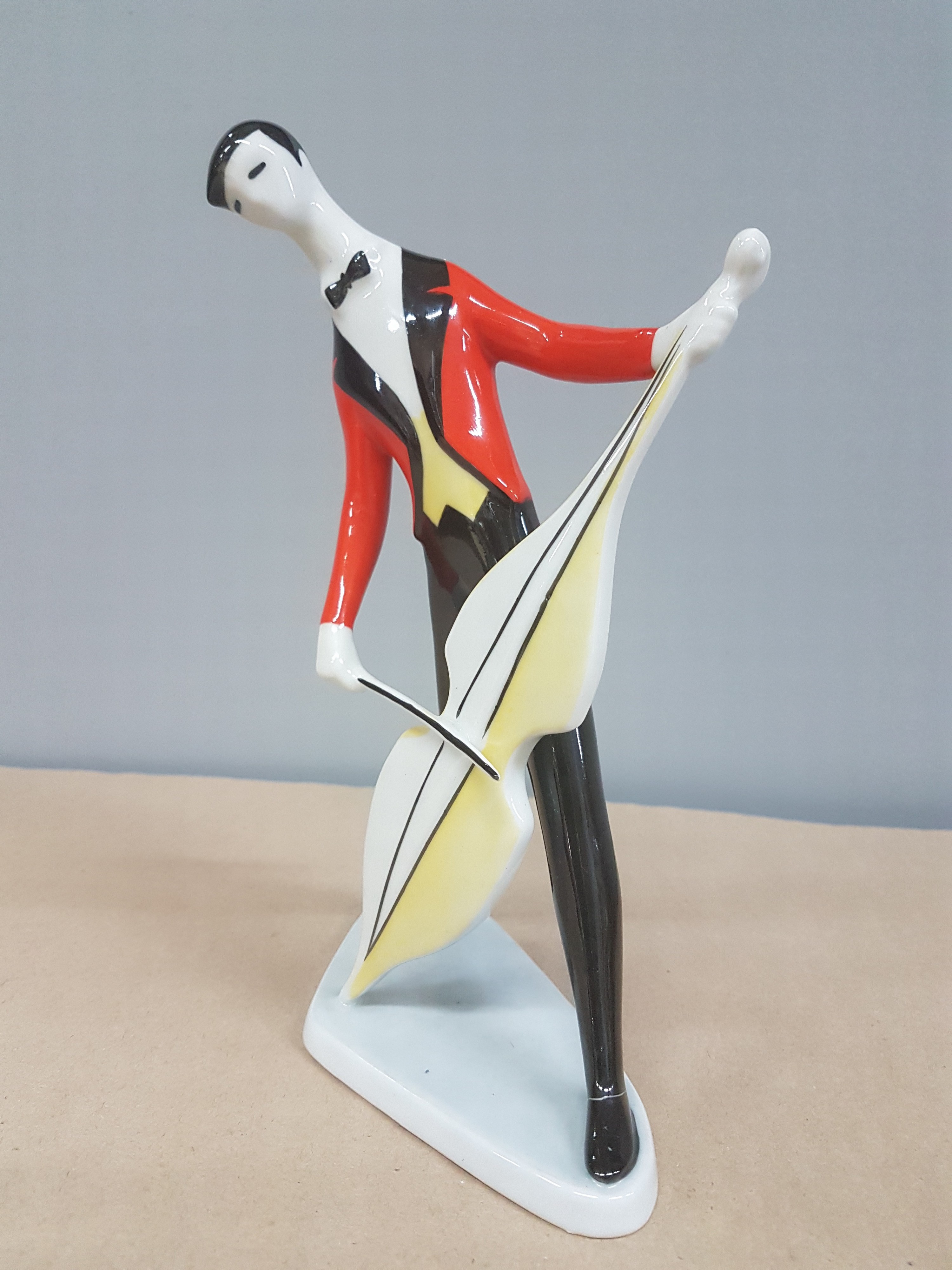 Detail b: Porzellanfigur, Zsolnay Pecs Ungarn, Entwurf Janos Török (1932-1996), Cellospieler im roten Frack, bunt bemalt, H. ca. 21.5cm