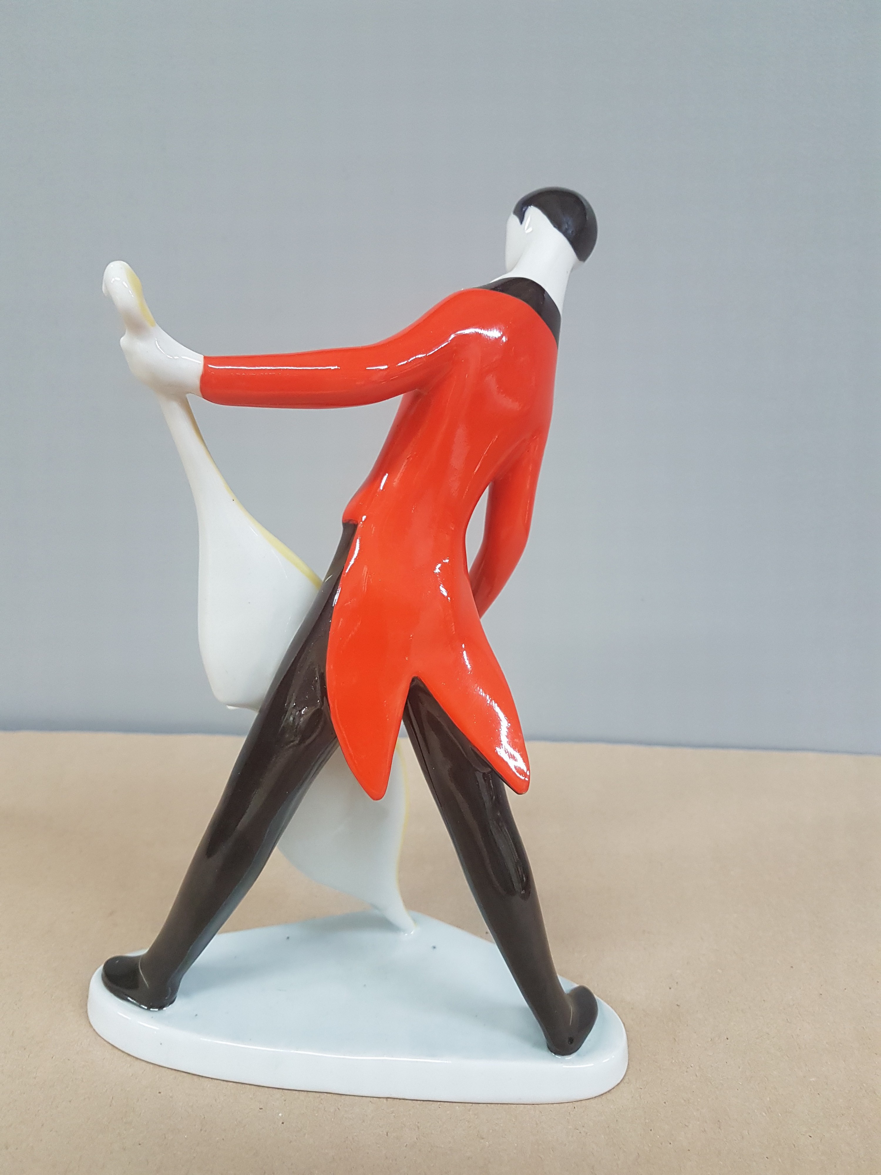 Detail c: Porzellanfigur, Zsolnay Pecs Ungarn, Entwurf Janos Török (1932-1996), Cellospieler im roten Frack, bunt bemalt, H. ca. 21.5cm