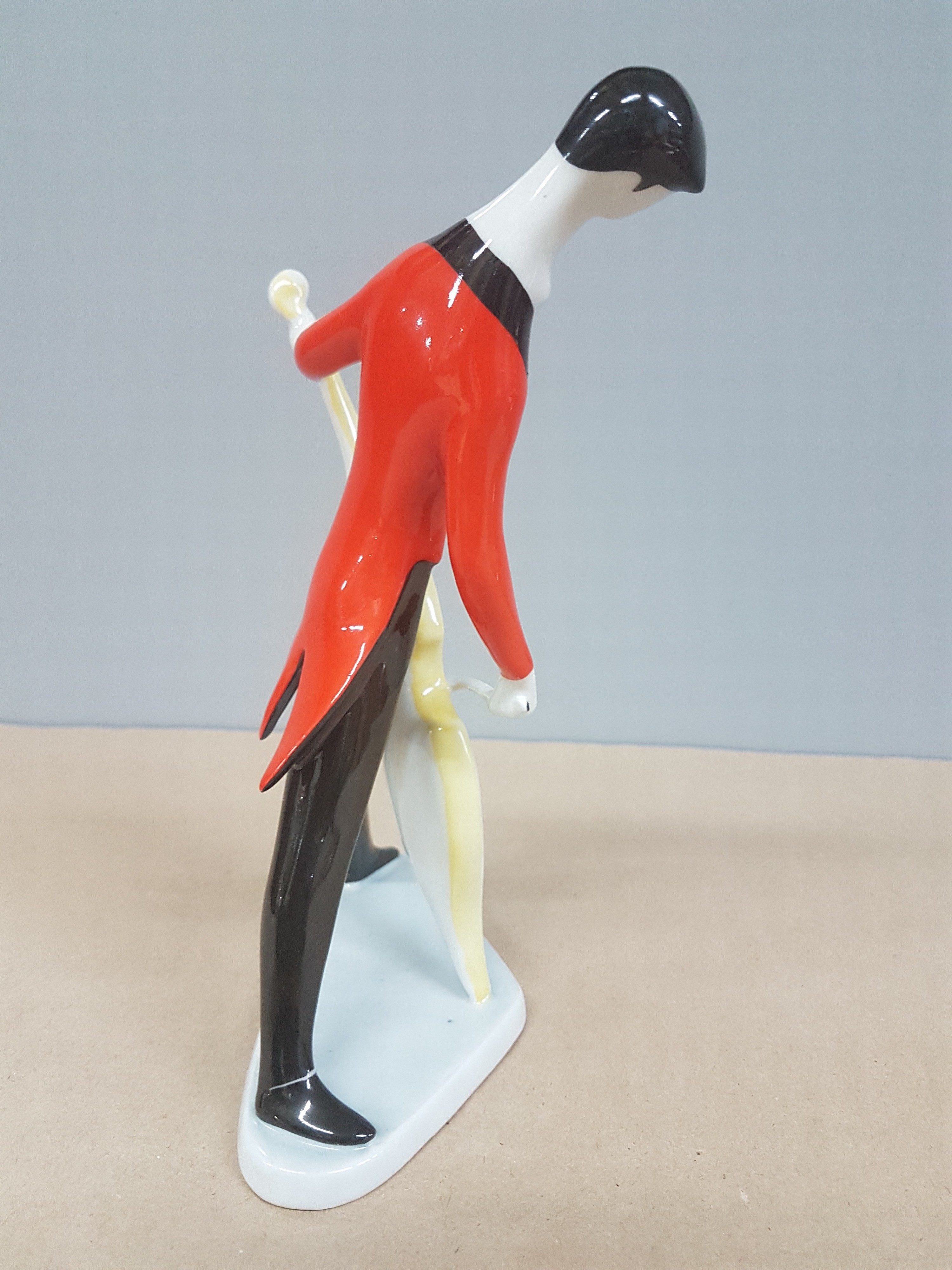 Detail d: Porzellanfigur, Zsolnay Pecs Ungarn, Entwurf Janos Török (1932-1996), Cellospieler im roten Frack, bunt bemalt, H. ca. 21.5cm