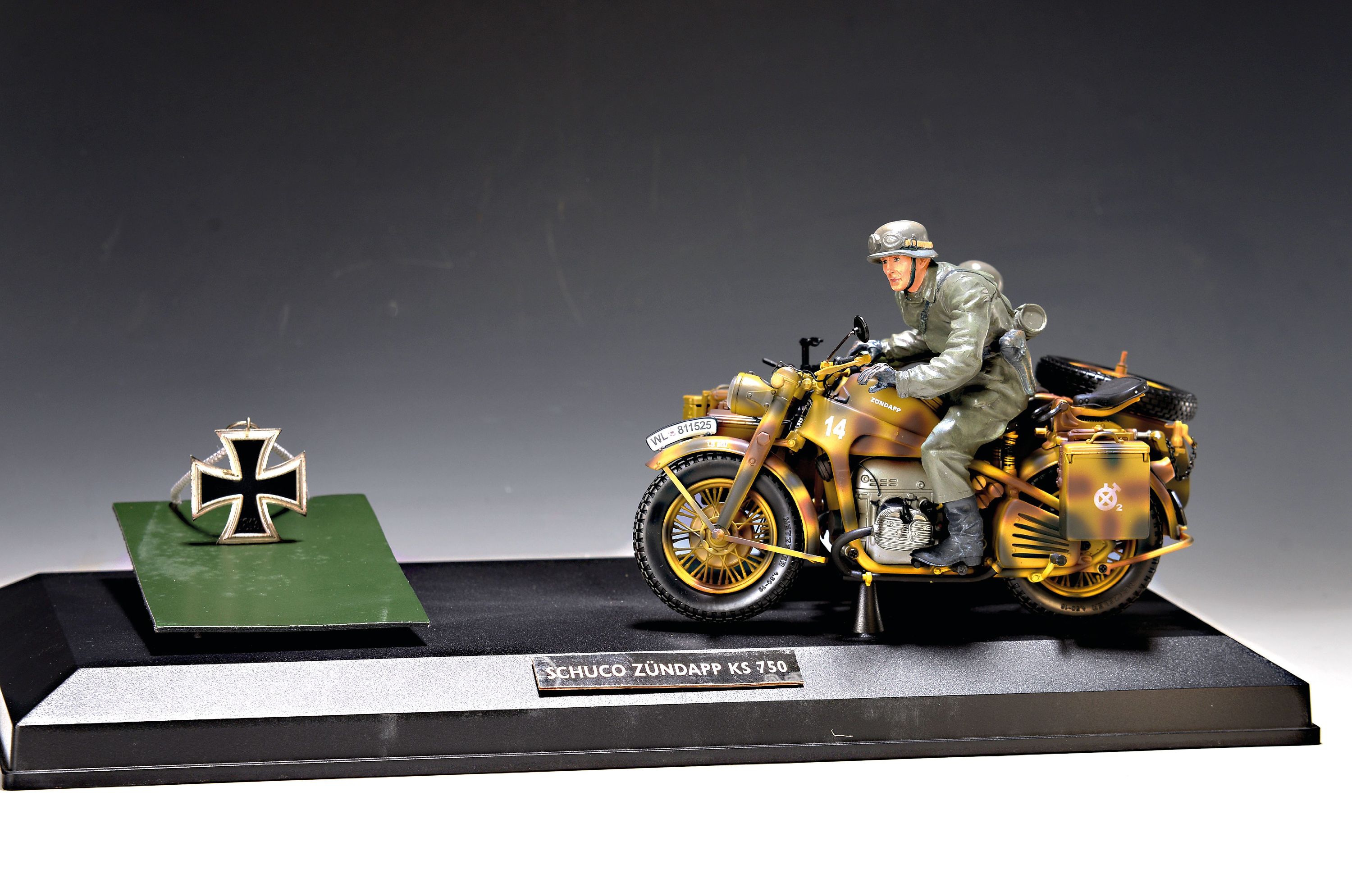 Image 27038374 - Schuco Zündapp KS 750 Wehrmachtsgespann, dazu: Eisernes Kreuz. Modell Metall lackiert, ...