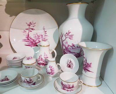 27038348a - Geschirrlot, Höchst, 20. Jh., kl. Kaffeekanne, zwei Tassen mit Untertassen, 11 ...