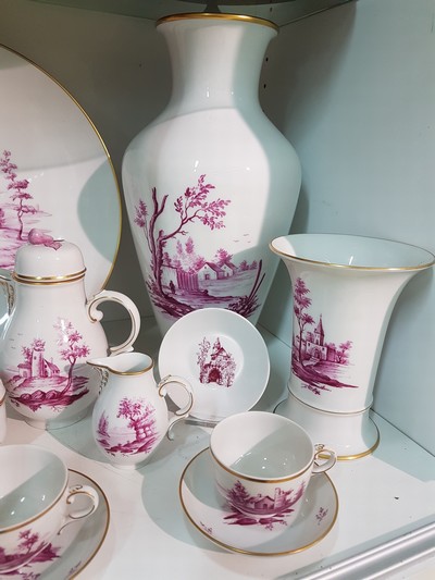 27038348b - Geschirrlot, Höchst, 20. Jh., kl. Kaffeekanne, zwei Tassen mit Untertassen, 11 ...