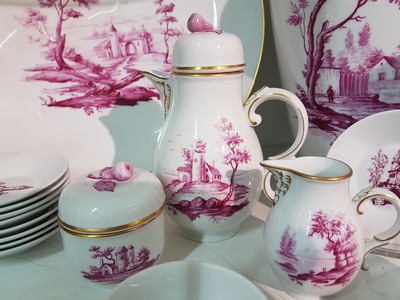27038348f - Geschirrlot, Höchst, 20. Jh., kl. Kaffeekanne, zwei Tassen mit Untertassen, 11 ...