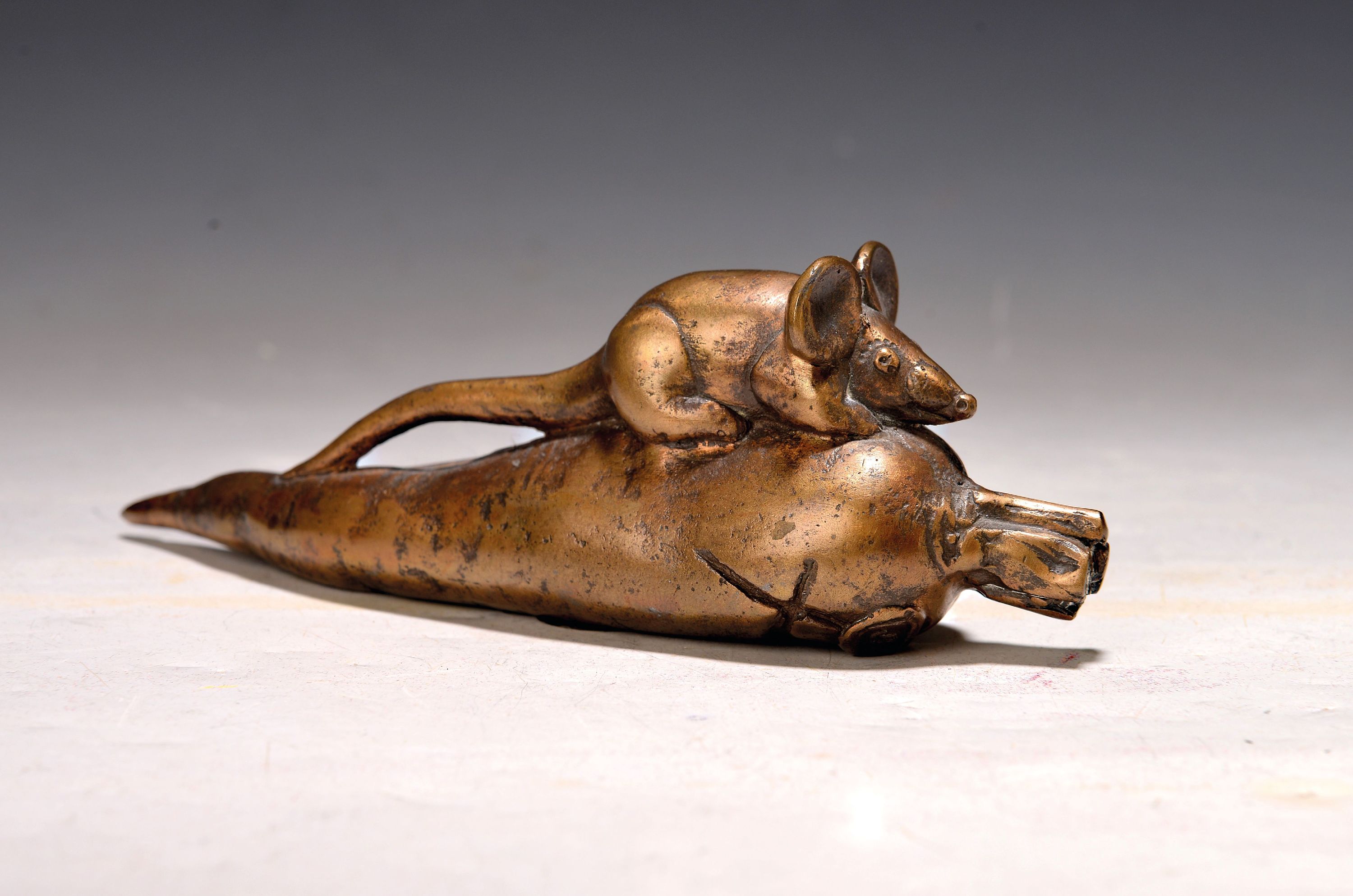 Detail k: Gernot Rumpf, 1941-2025 Kaiserslautern, Maus auf Rettich, Bronzeguß, signiert und dat. 2003, Gießerstempel, H. ca. 6.5cm, L. ca. 17cm
