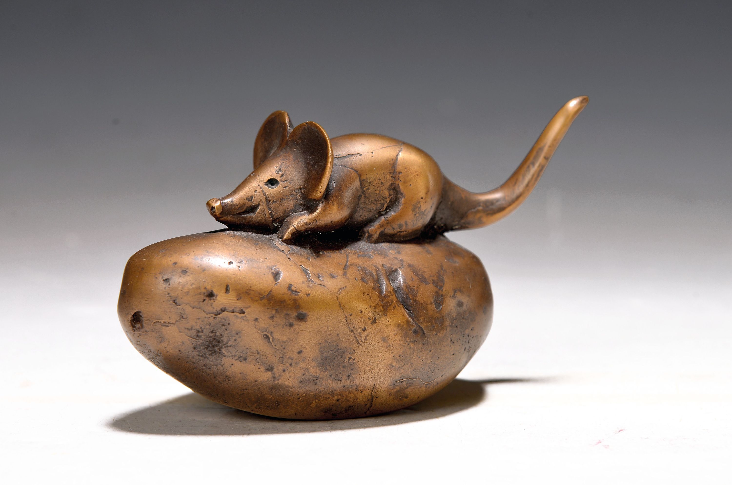 Image 27038455 - Gernot Rumpf, 1941-2025 Kaiserslautern, Wackel-Kartoffel-Maus, Bronzeguß, monogr., H. ...