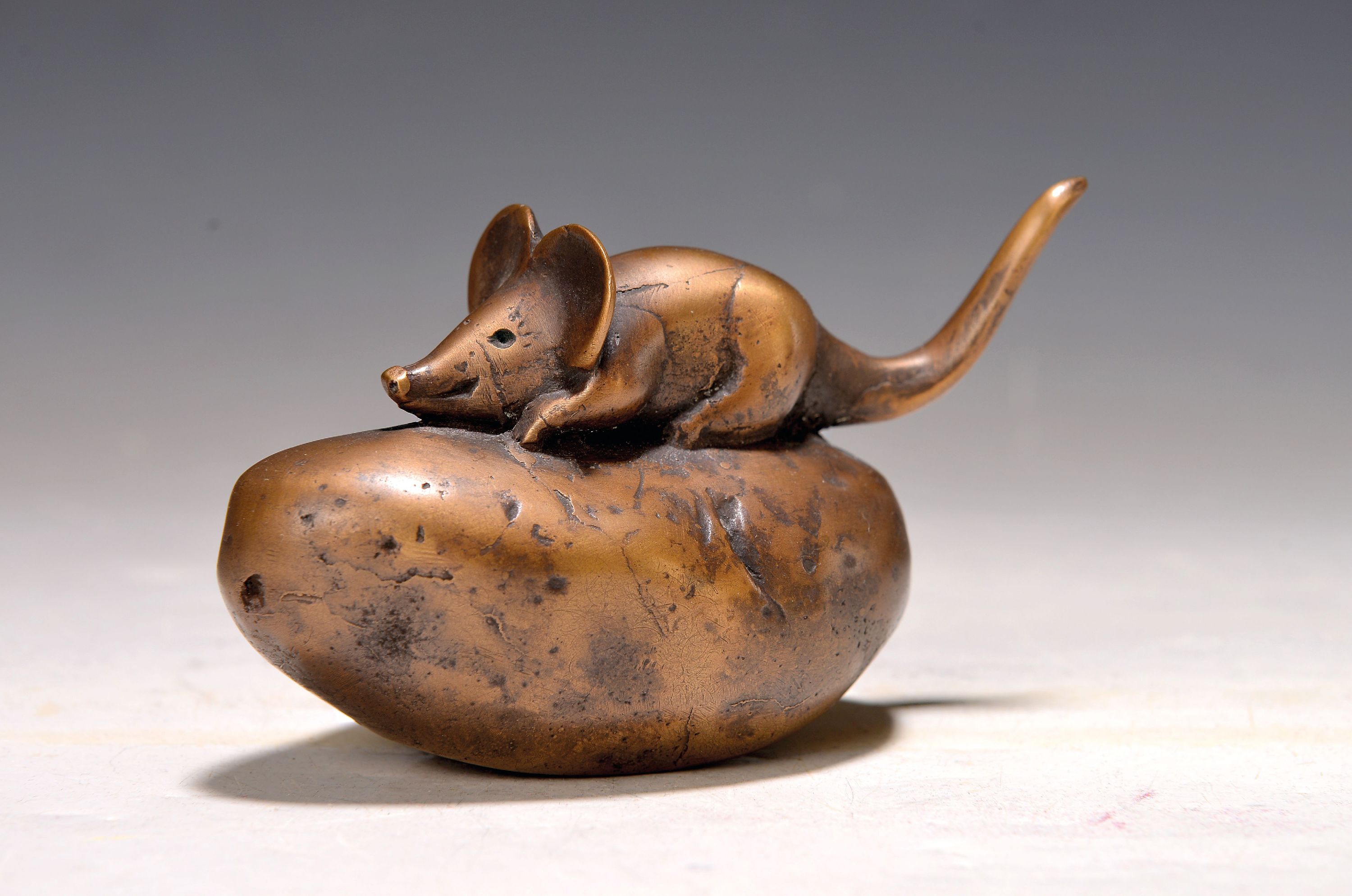 Detail k: Gernot Rumpf, 1941-2025 Kaiserslautern, Wackel-Kartoffel-Maus, Bronzeguß, monogr., H. ca. 7.5cm, L. c.a 13cm