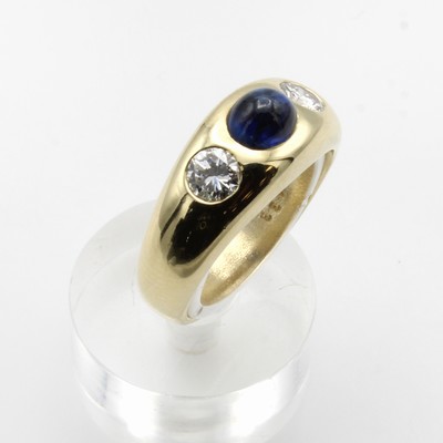 27038443a - Massiver Bandring mit Saphircabochon und Brillanten, GG 585/000, Saphir ca. 1.33 ct, 2 ...