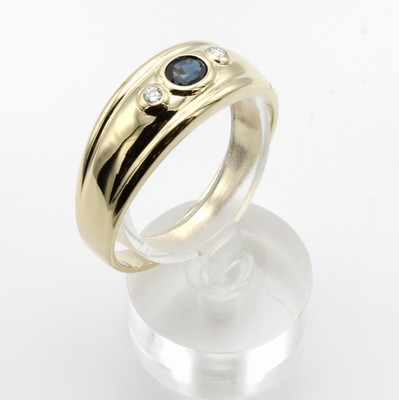 Image Herrenring mit Saphir und Brillanten, GG 585/000, Saphir ca. 0.20 ct, Brill. zus. ca. ...