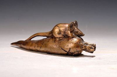 27038454k - Gernot Rumpf, 1941-2025 Kaiserslautern, Maus auf Rettich, Bronzeguß, signiert und dat. ...