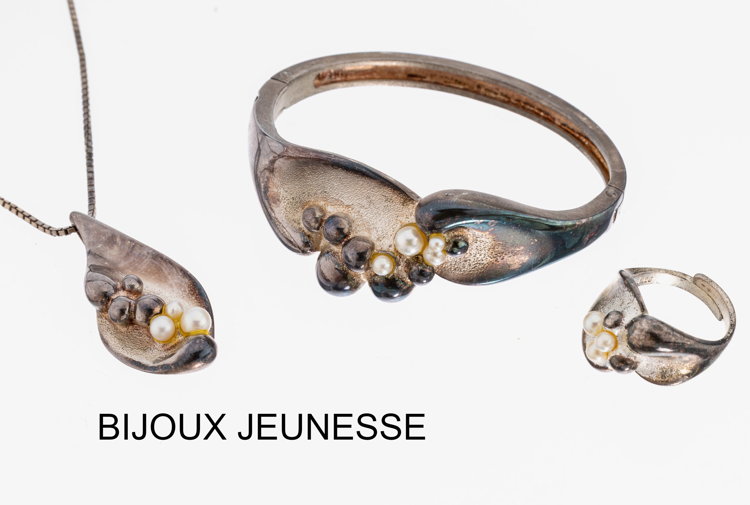 BIJOUX JEUNESSE Perl-Schmuckset, 925er Silber, best. aus: 1 Armreif mit Klappscharnier, D. ca. 6 x 5 cm, 1 Anhänger anKette, L. ca. 36 cm (sek.), ...