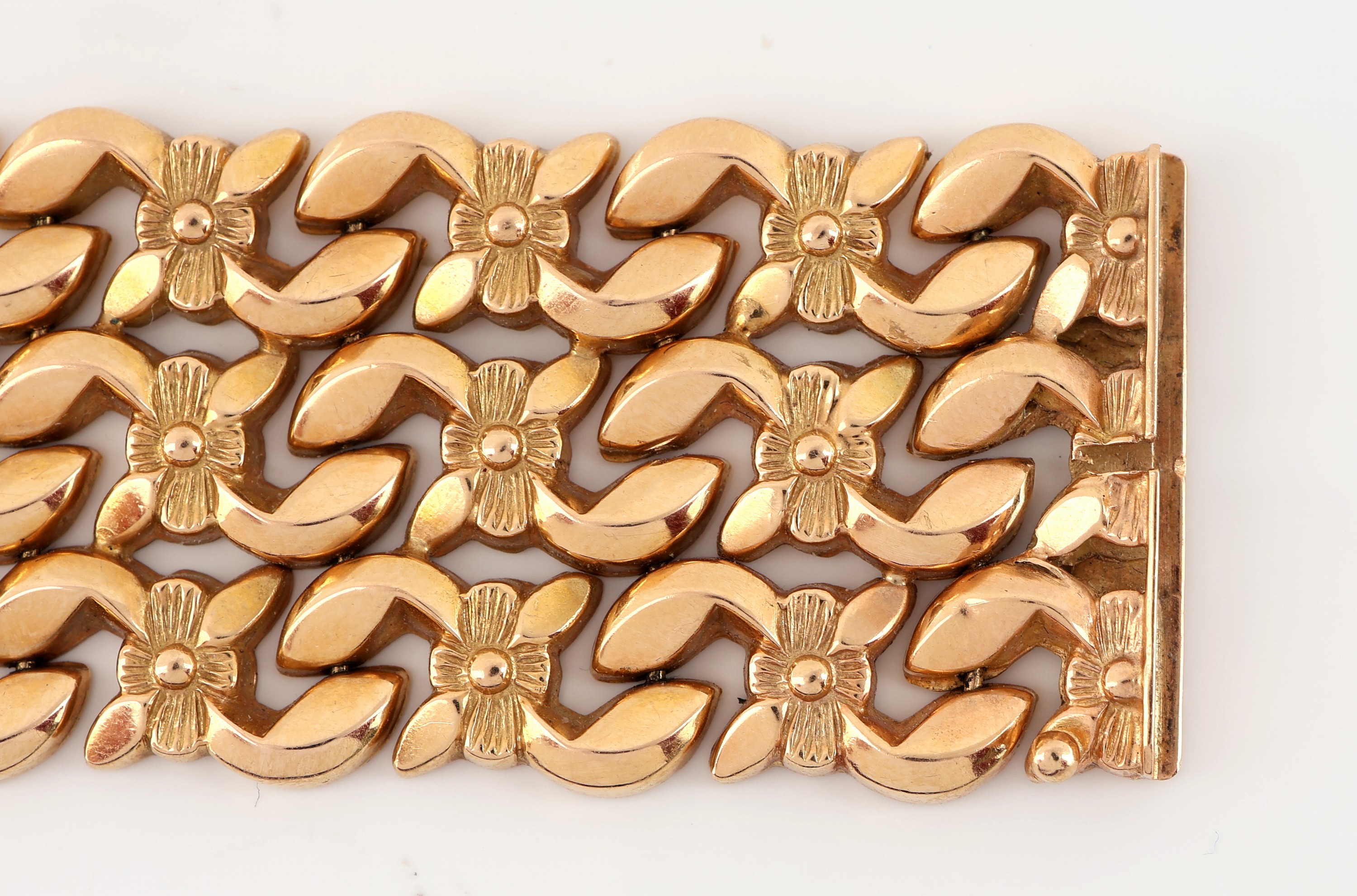 Detail a: 18 kt Gold Armband, RoseG 750/000, Blütendekor, B. ca. 2.5 cm, L. ca. 19.5 cm, Kastenschloss mit Sicherheitsacht, ca. 37.5 g