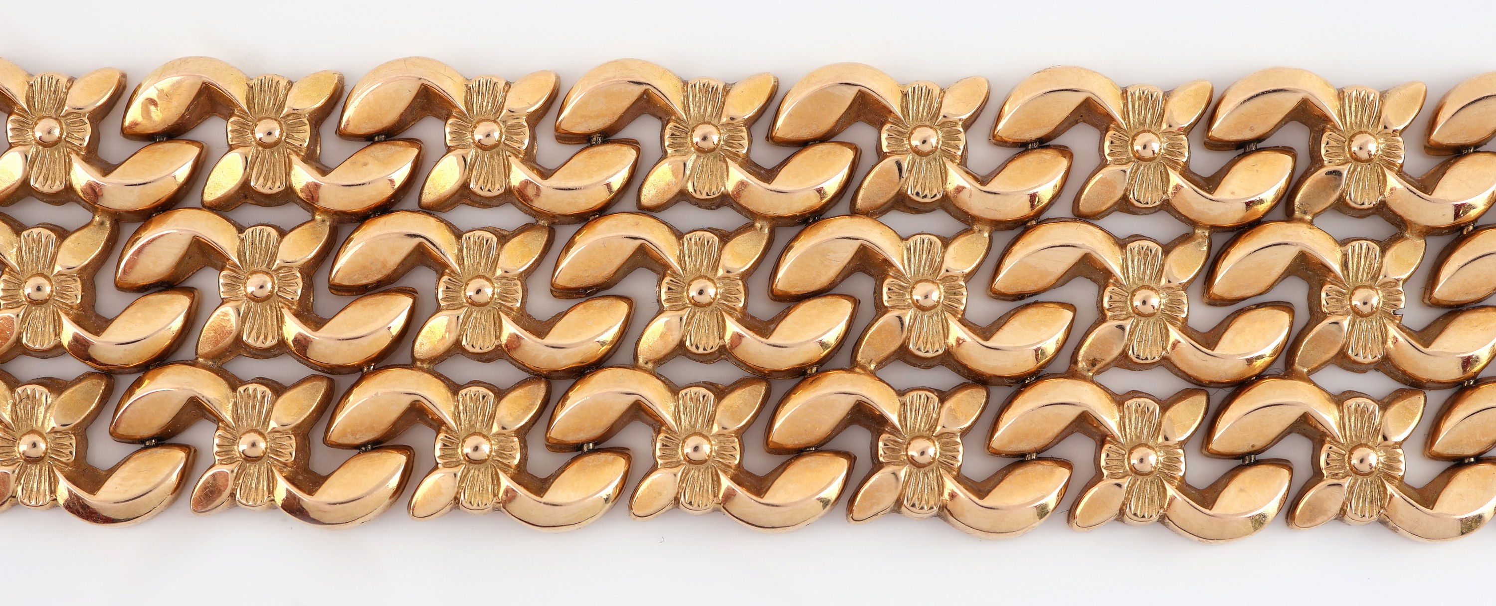Detail d: 18 kt Gold Armband, RoseG 750/000, Blütendekor, B. ca. 2.5 cm, L. ca. 19.5 cm, Kastenschloss mit Sicherheitsacht, ca. 37.5 g
