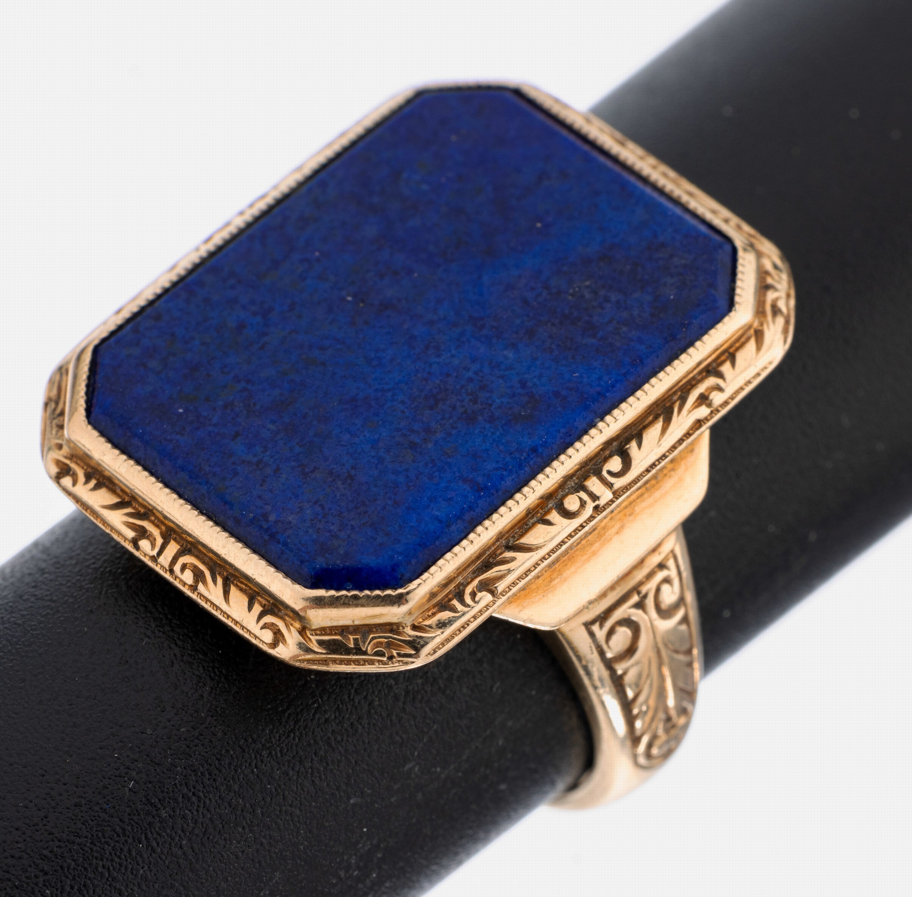 14 kt Gold Lapislazuli-Ring, GG 585/000, Ringschultern abstr.-floral graviert, Lapislazuli von schönem intensivem Blau, RW 58, ca. 11.2 g