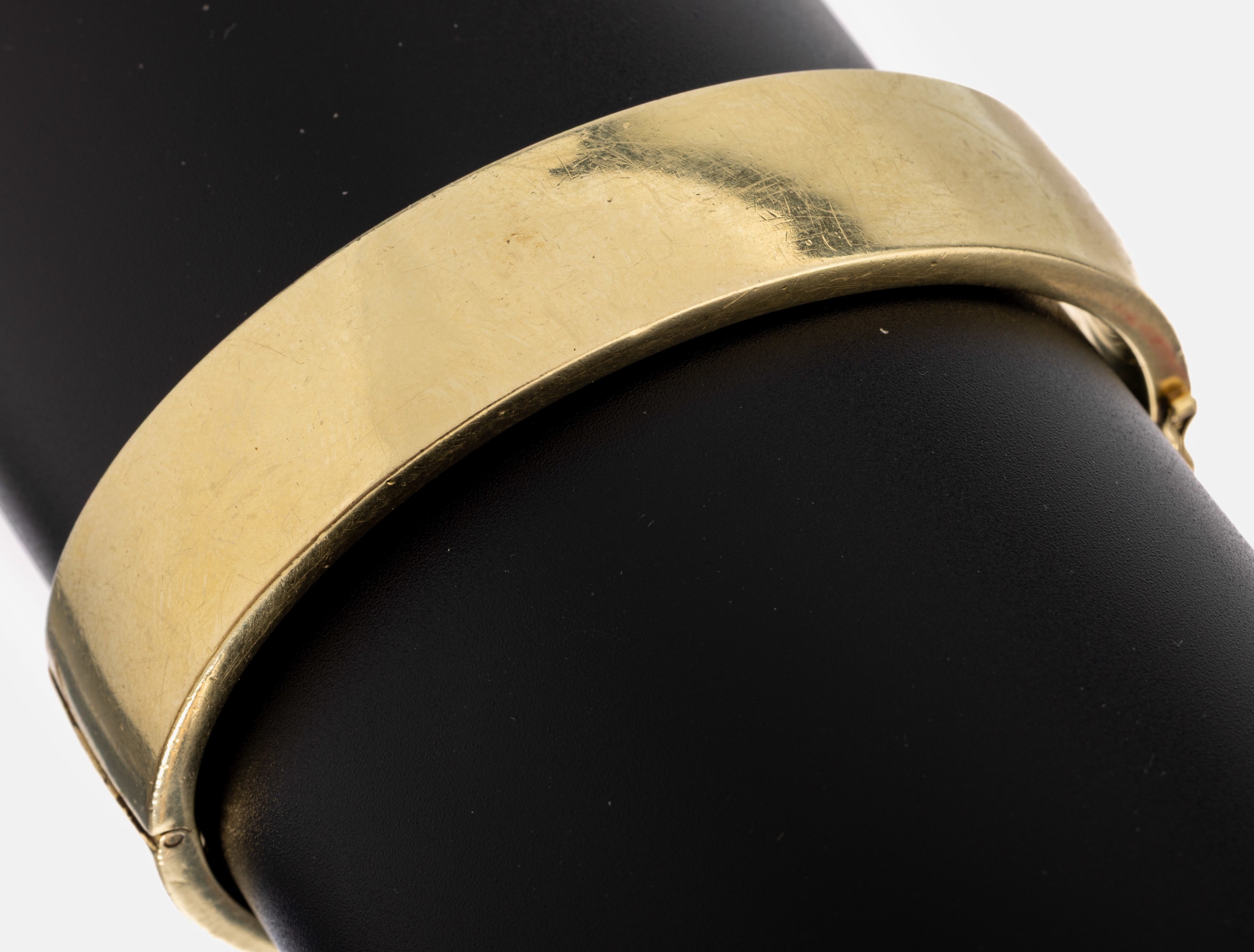 Image 27038633 - 14 kt Gold Armreif, GG 585/000 gepr., gefüllt, D. ca. 6.5 x 5.5 cm, B. ca. 1.5 cm, ...